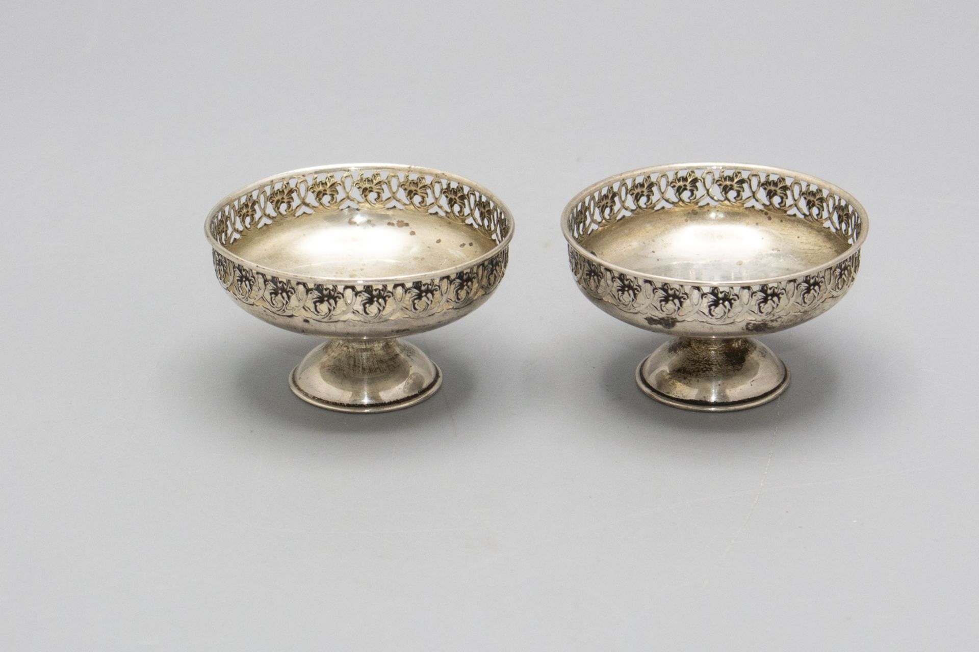 Paar Fußschälchen mit Blumenbordüre / A pair of small footed Sterling silver dishes with ...