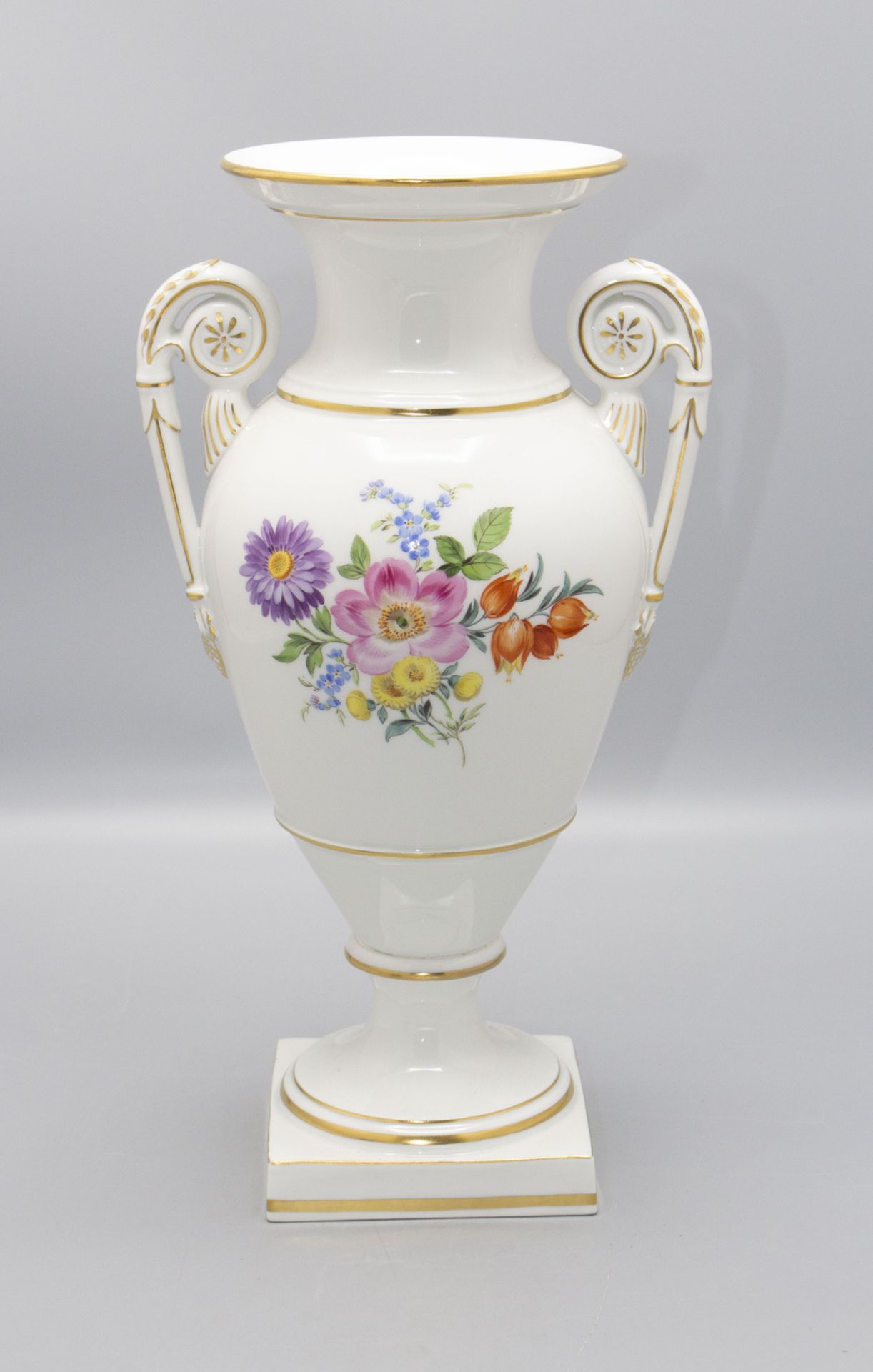 Balusterförmige Vase mit Blumenmalerei / A baluster-shaped vase with flower paintings, ...