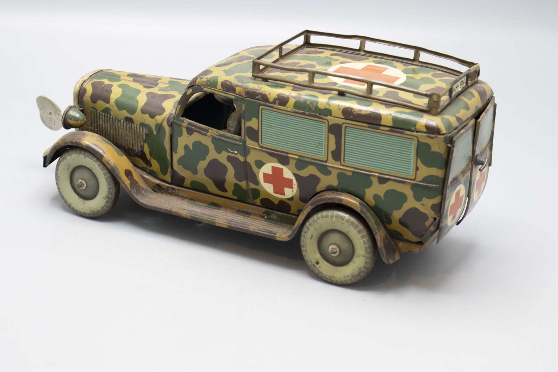 Rettungswagen / An ambulance car, um 1939 - Bild 3 aus 5