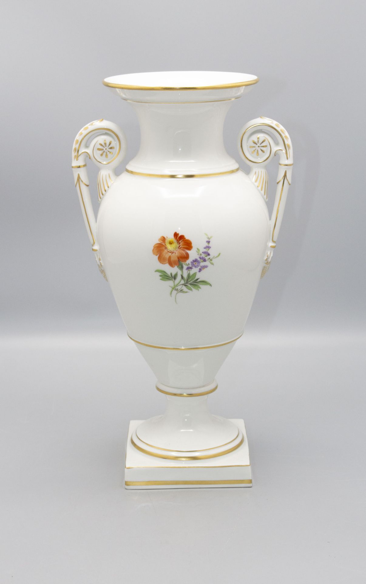 Balusterförmige Vase mit Blumenmalerei / A baluster-shaped vase with flower paintings, ... - Bild 3 aus 4