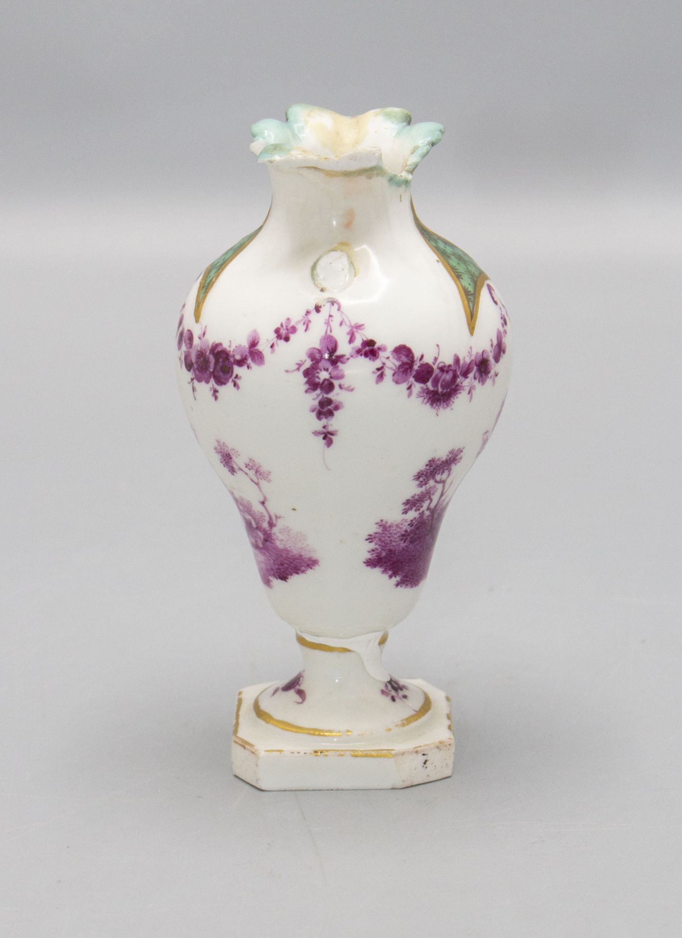 Kleine Ziervase mit Purpurmalerei / A small vase with very fine paintings with cherubs, wohl ... - Image 2 of 5