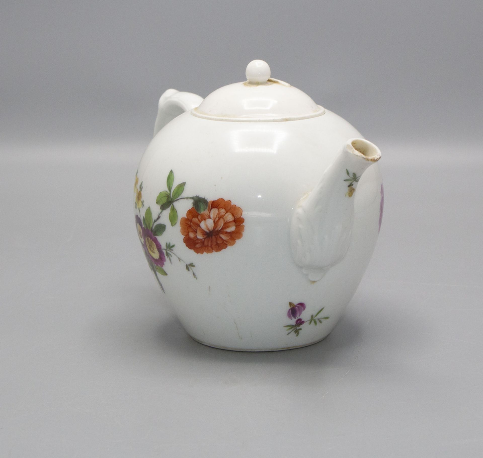 Teekanne mit Blumenmalerei / A tea pot with flowers, KPM Berlin, um 1800 - Image 2 of 4