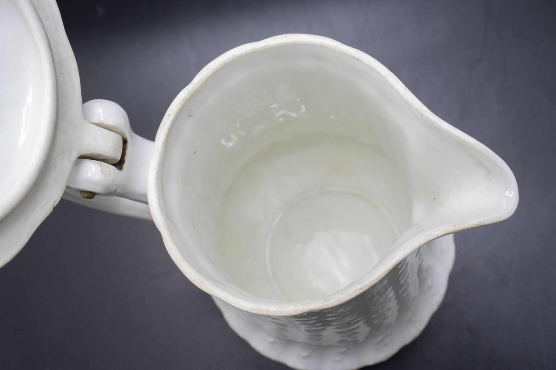Jugendstil Porzellankanne mit Scharnierdeckel / An Art Nouveau porcelain pot with hinged lid, ... - Bild 4 aus 7
