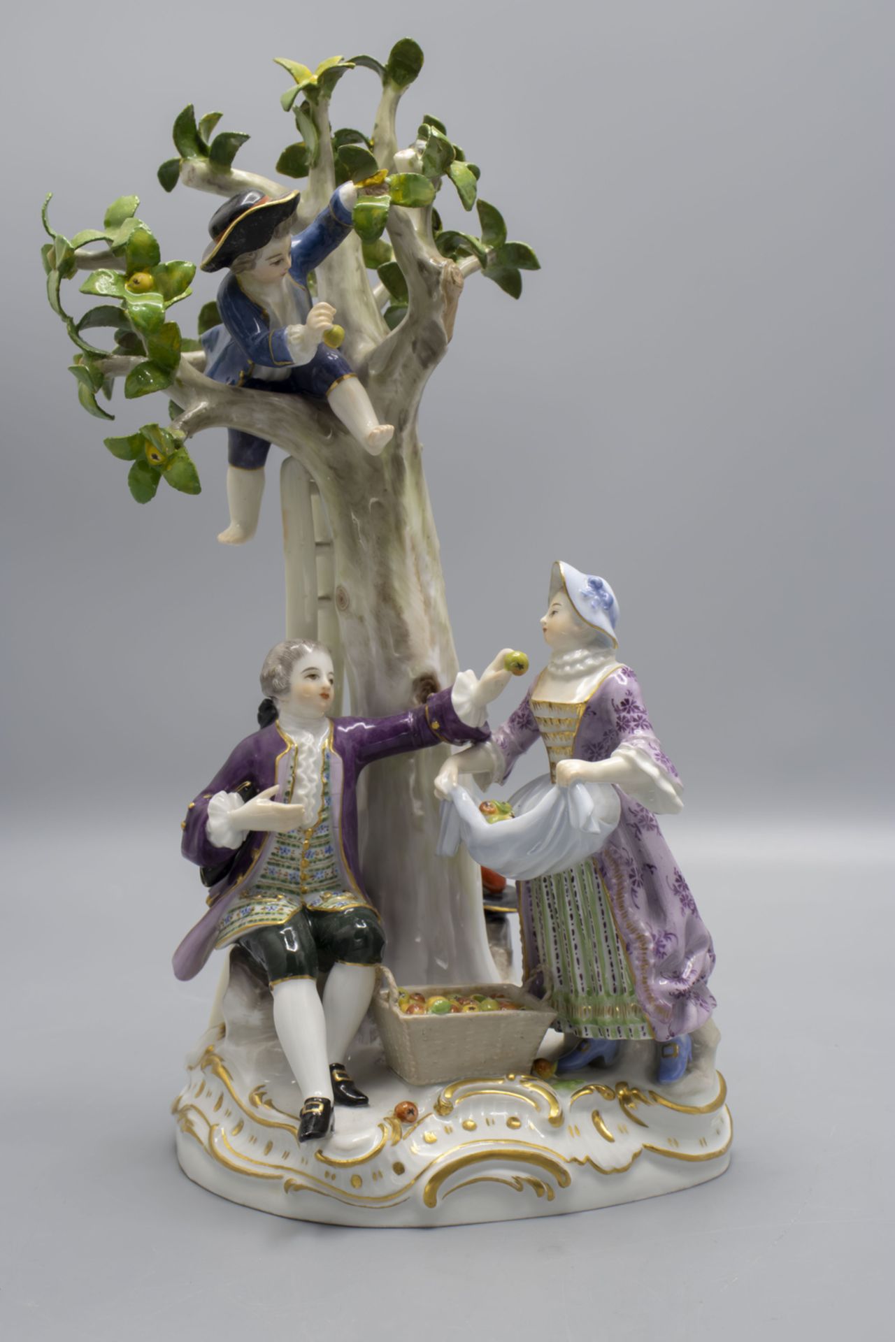 Figurengruppe 'Die Apfelpflücker' / A figural group 'The apple pickers', J.J. Kaendler, ...