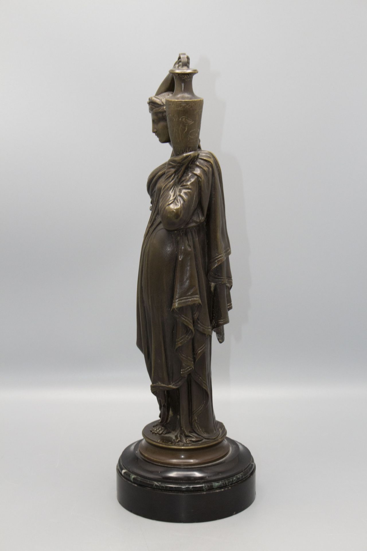 Charles Hippolyte FERRAT (1830-1882), Bronzeskulptur, 'Vestalin mit Amphora' / A bronze ... - Image 2 of 7