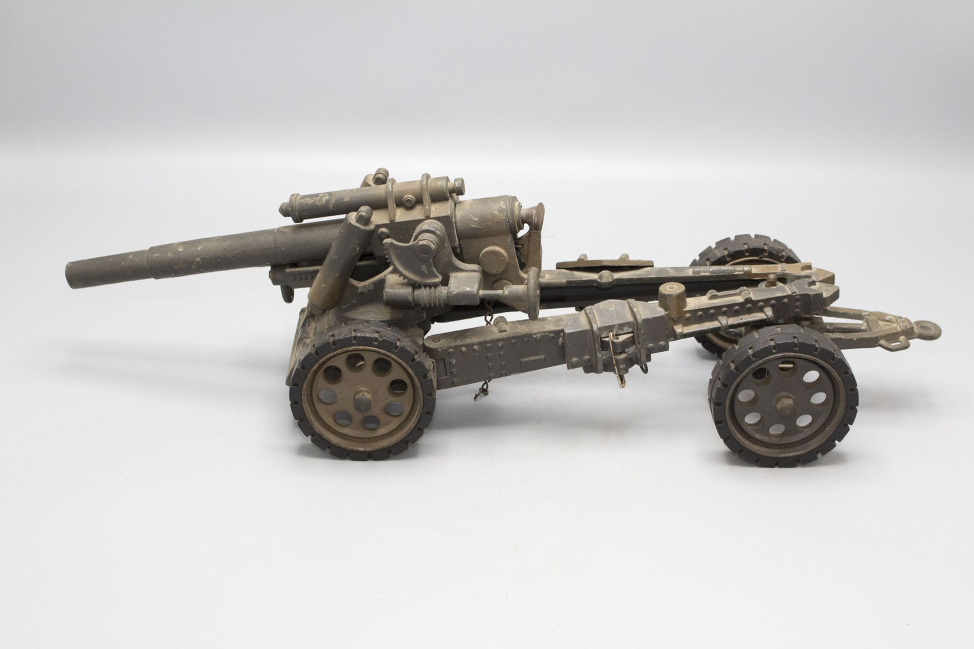 Militärfahrzeug mit Kanonengeschoss / A military car with a canon