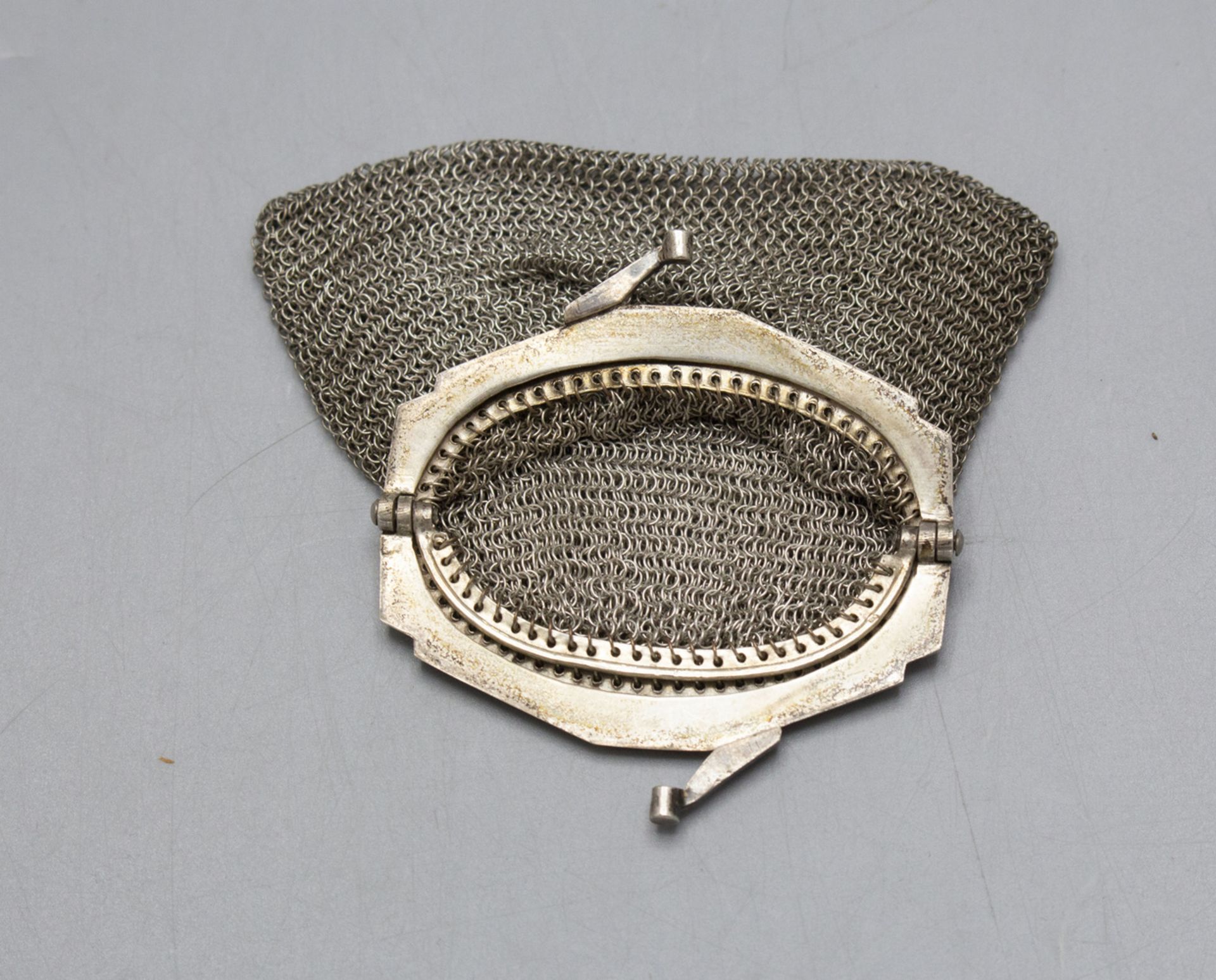 Kleine Art Déco Kettentasche / Börse / A small Art Deco silver purse, Frankreich, um 1920 - Image 3 of 3