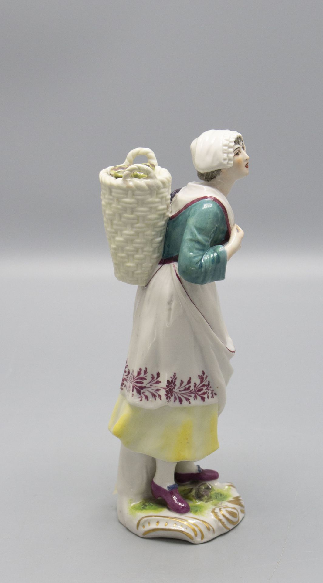 Junge Bäuerin mit einem Korb Artischocken / A young female peasant with a basket full of ... - Image 2 of 5