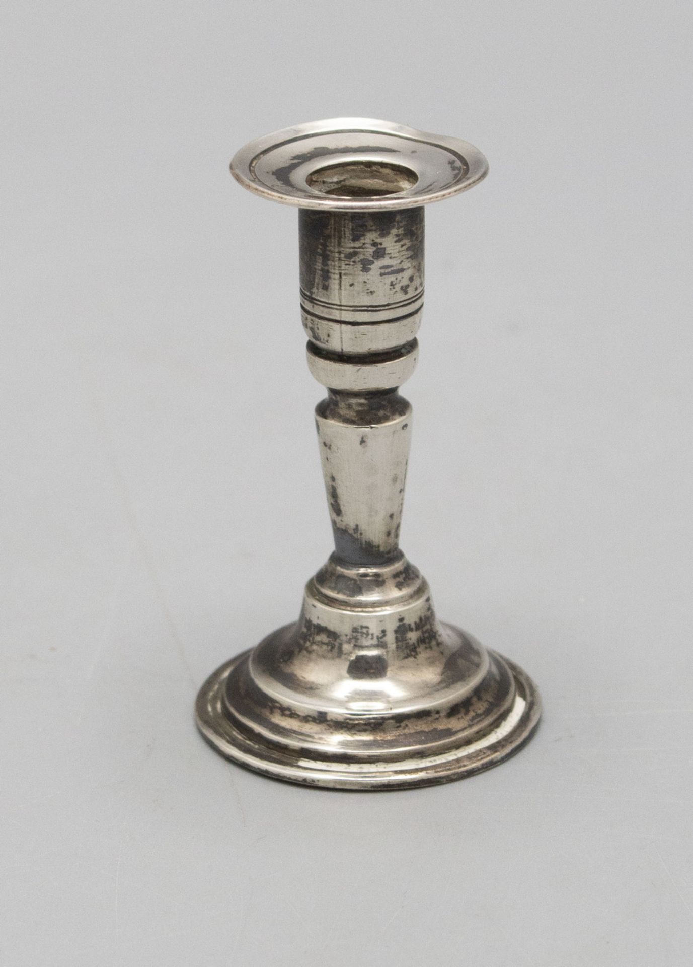 Miniatur Kerzenleuchter / A Sterling silver miniature candle holder, Birmingham, 1847