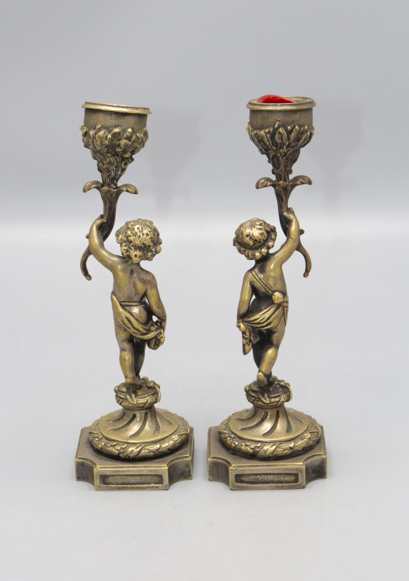 Paar zierliche figürliche Bronzeleuchter / A pair of figural bronze candleholders with ... - Bild 3 aus 5