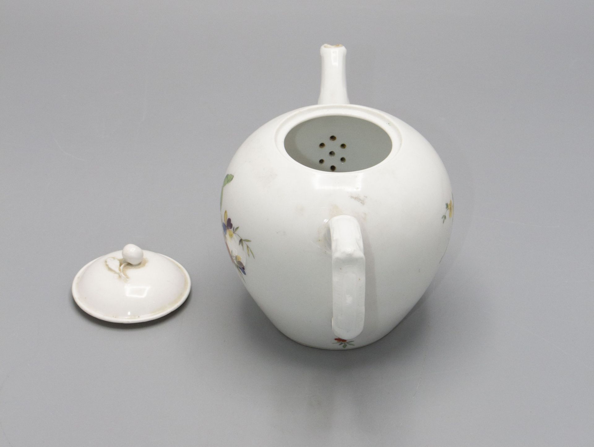 Teekanne mit Blumenmalerei / A tea pot with flowers, KPM Berlin, um 1800 - Image 3 of 4