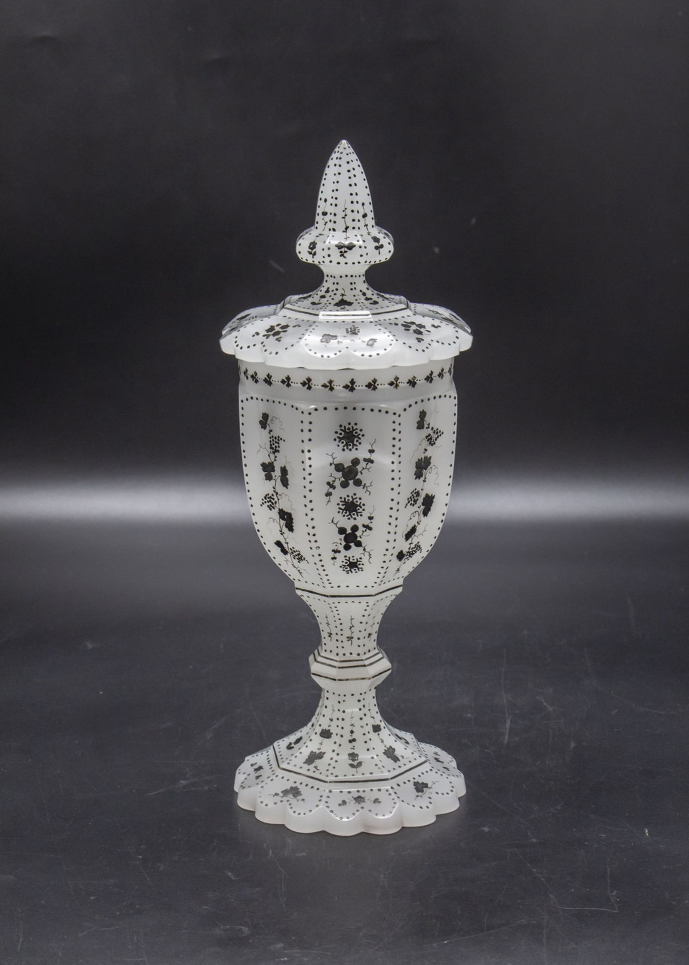 Biedermeier Deckelpokal / A Bohemian goblet, Böhmen, um 1840