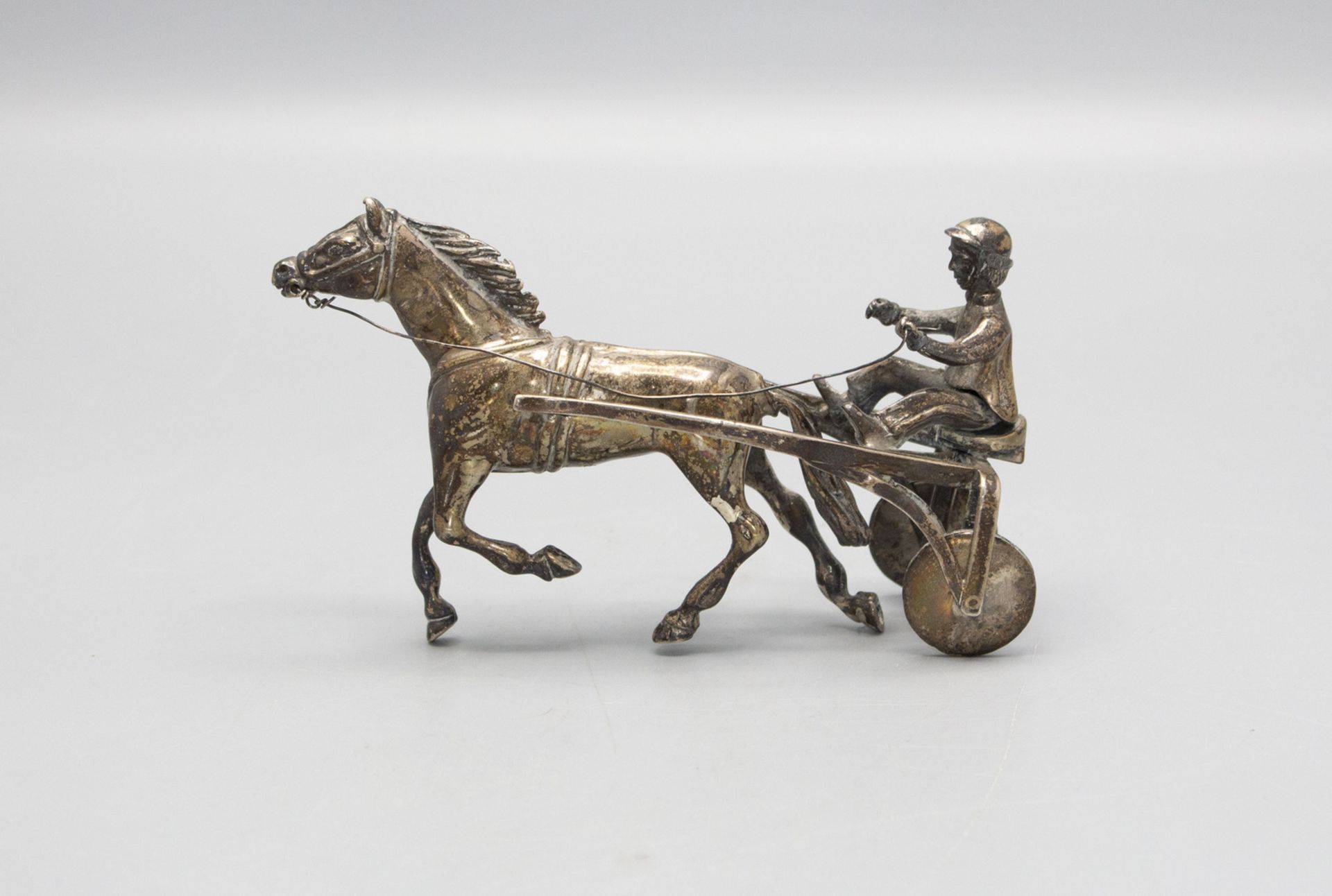 Traber mit Sulky und Pferd / A Sterling silver figure of a driver with sulky and horse, ...