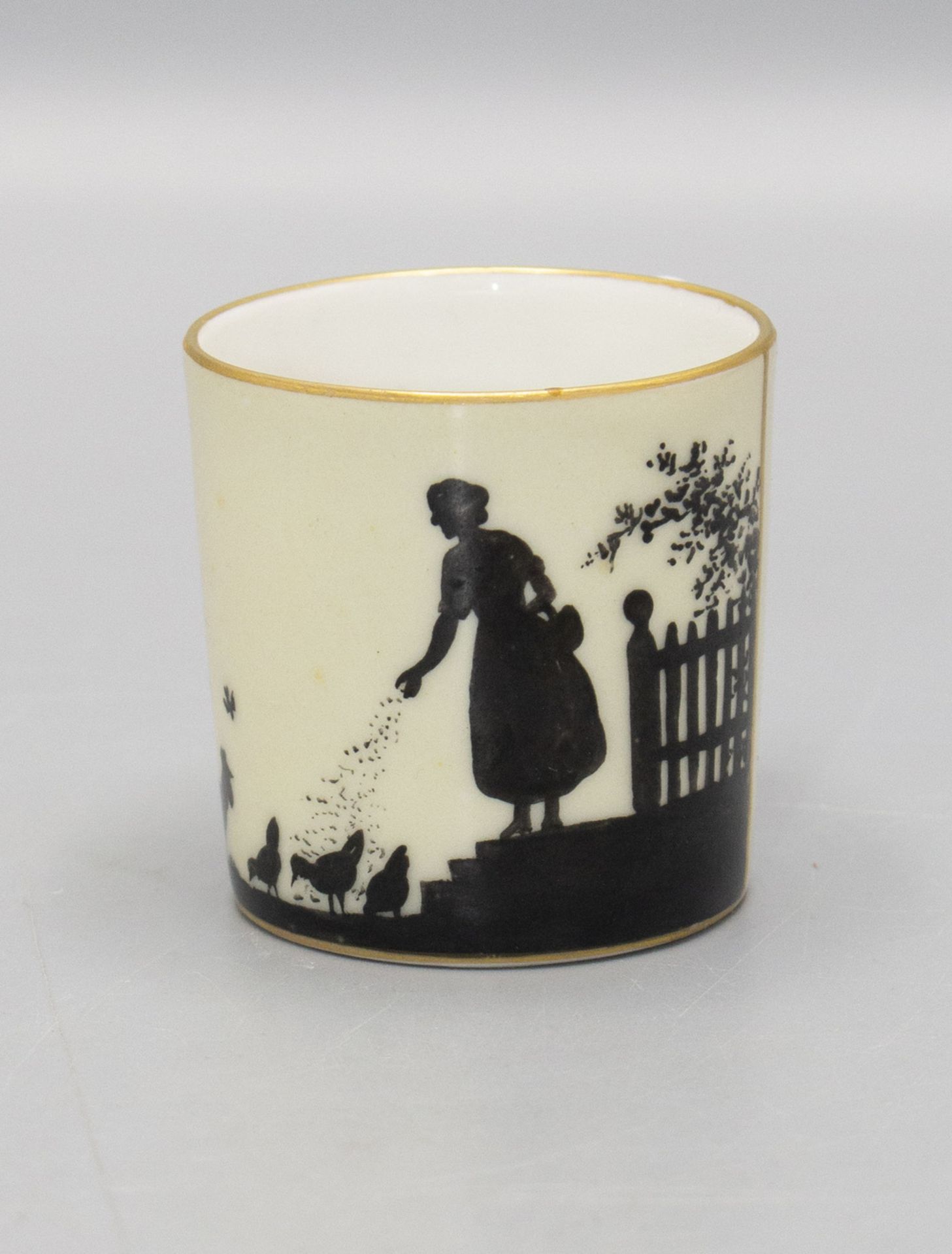 Mokkatasse mit Silhouetten-Malerei / A mocha cup with silhouette painting, Nymphenburg, um 1920