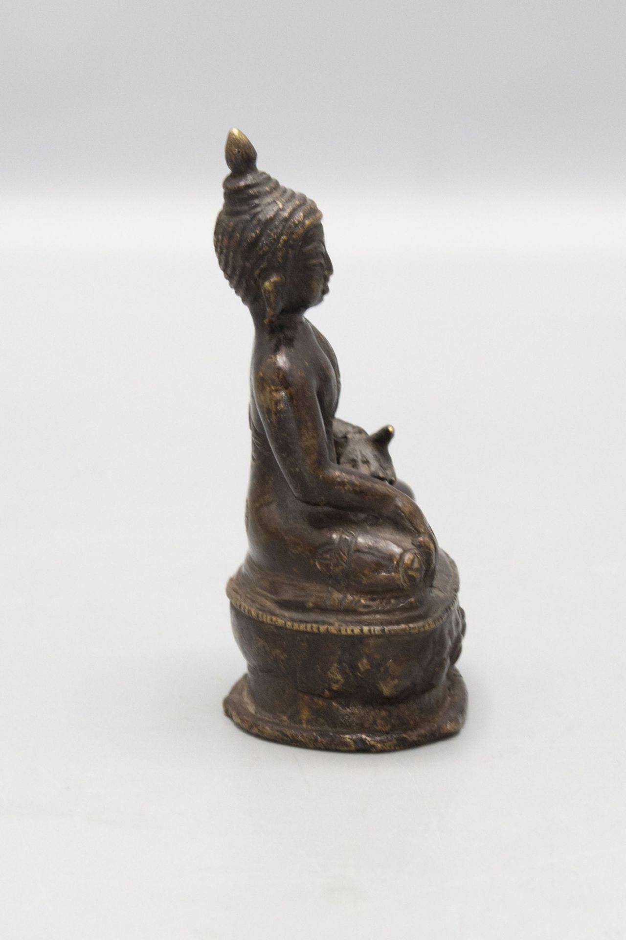 Kleiner Bronze Buddha / A small bronze buddha, wohl 19. Jh. - Image 2 of 5