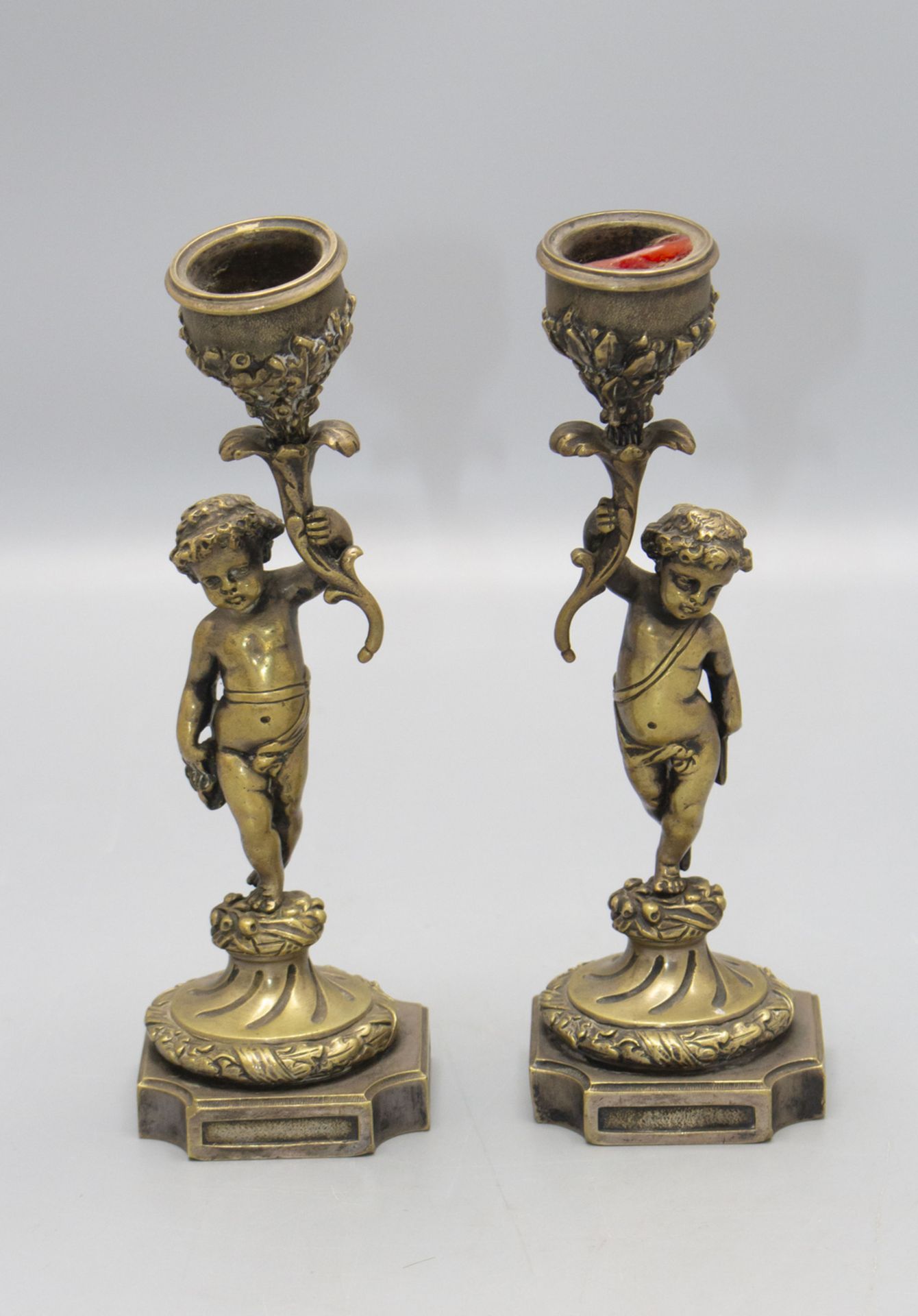 Paar zierliche figürliche Bronzeleuchter / A pair of figural bronze candleholders with ...