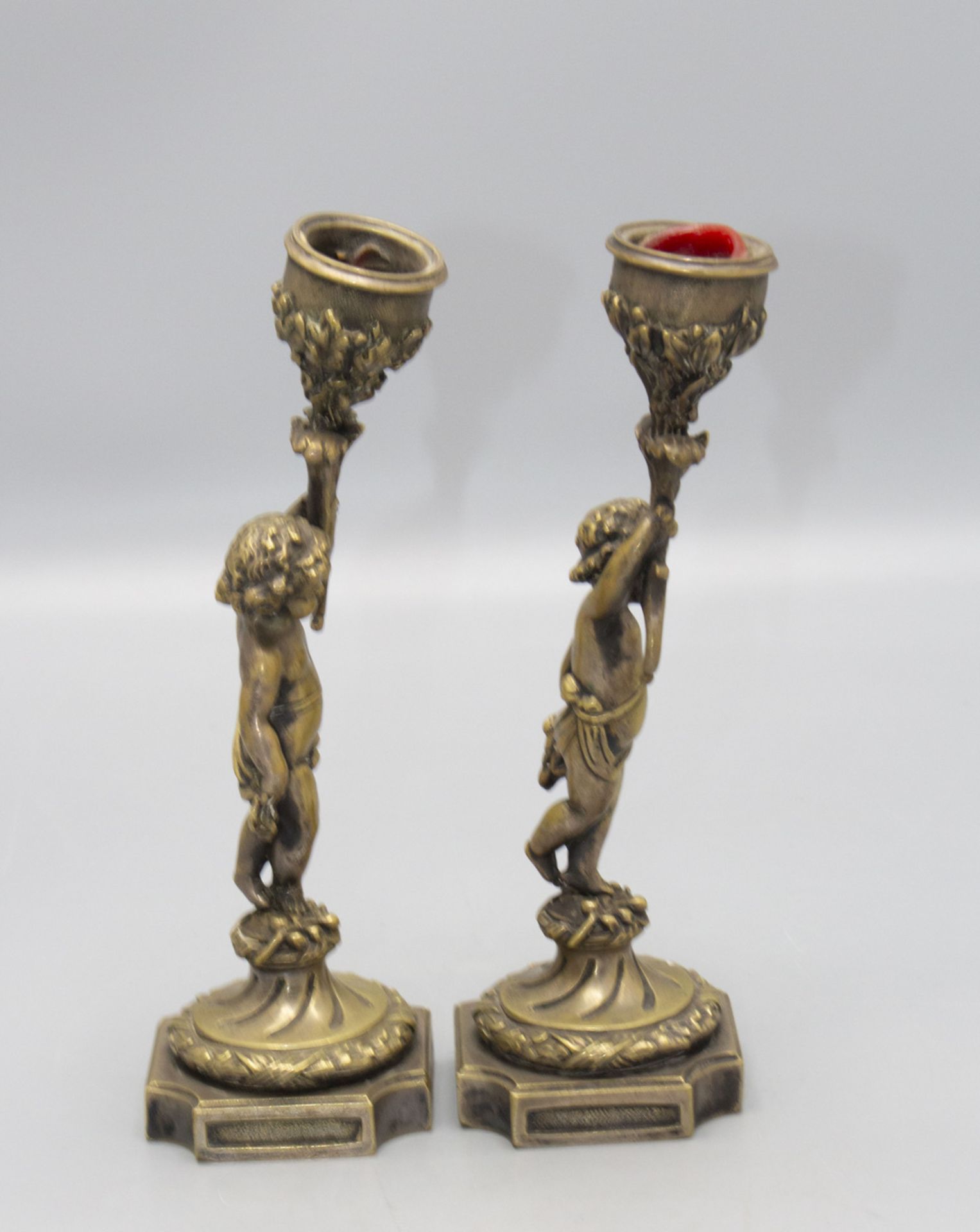 Paar zierliche figürliche Bronzeleuchter / A pair of figural bronze candleholders with ... - Bild 4 aus 5