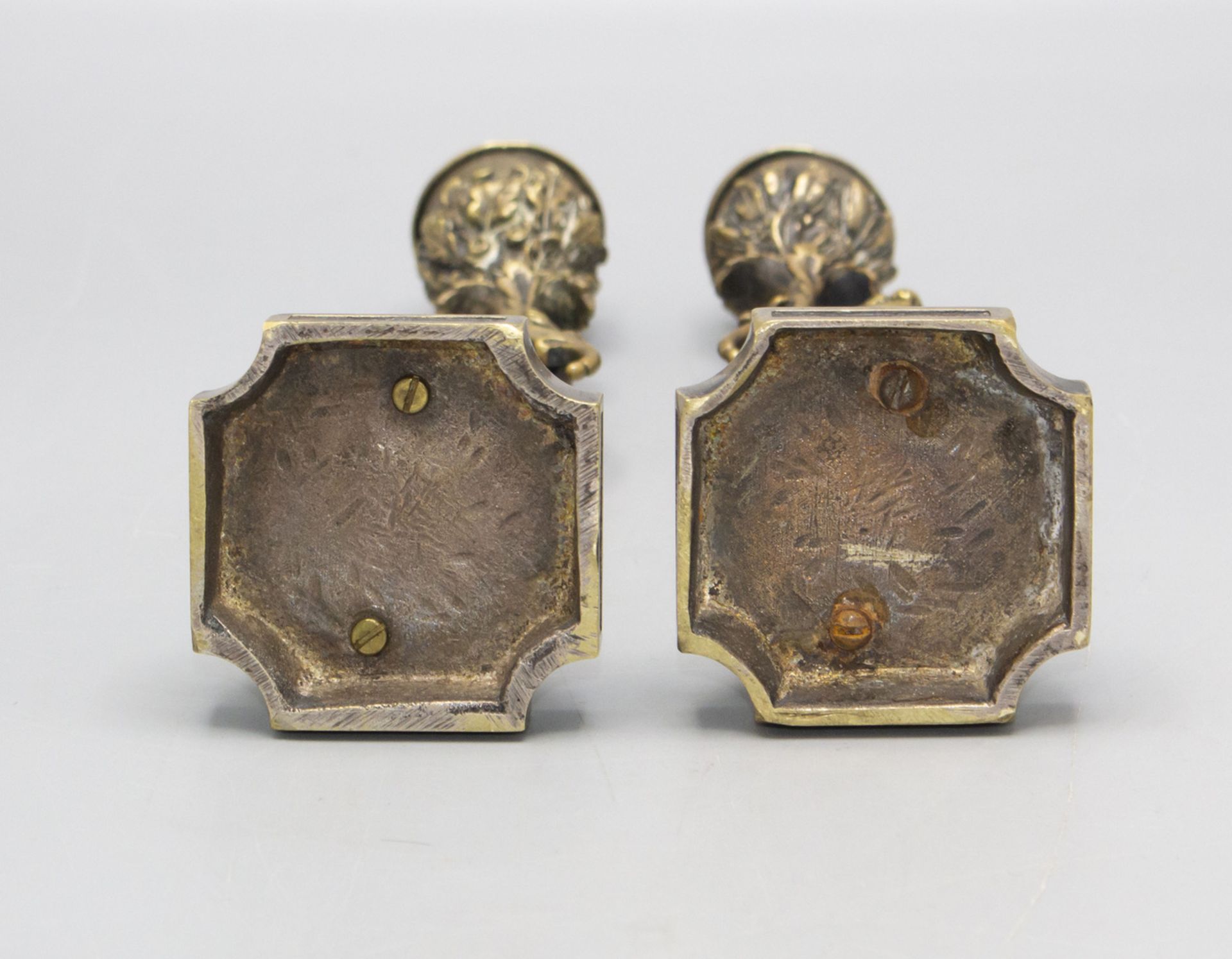 Paar zierliche figürliche Bronzeleuchter / A pair of figural bronze candleholders with ... - Bild 5 aus 5