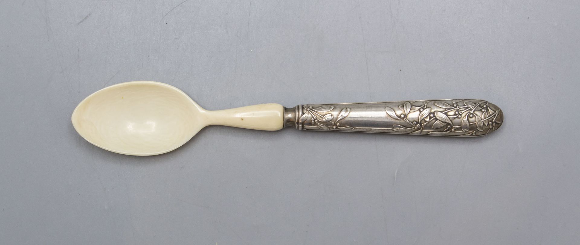 Jugendstil Löffel mit Misteldekor / An Art Nouveau spoon with mistletoe, Frankreich, um 1900