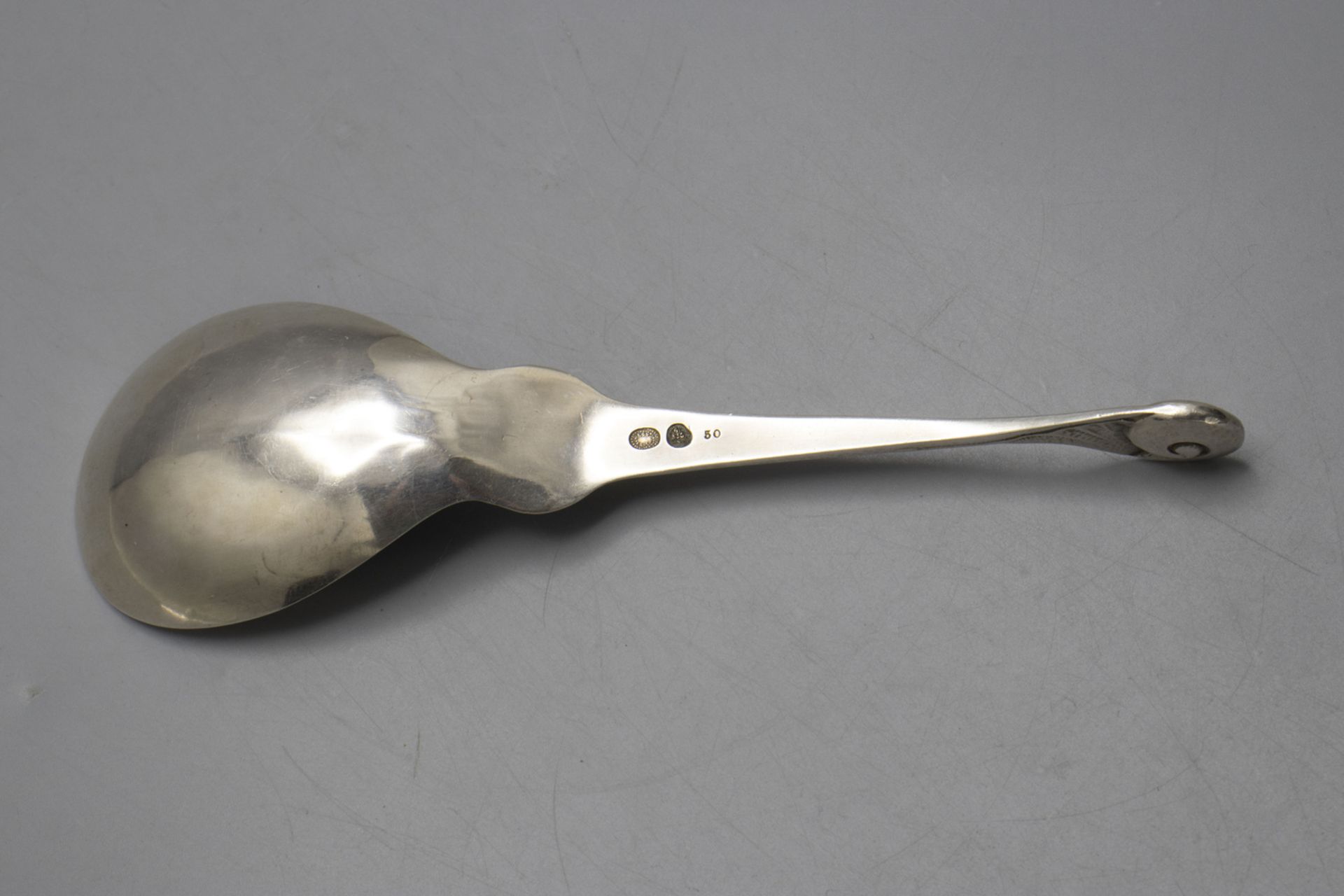 Servierlöffel 'Ornamental Nr. 50' mit Schnecke / A silver serving spoon 'Ornamental No. 50' ... - Bild 4 aus 7