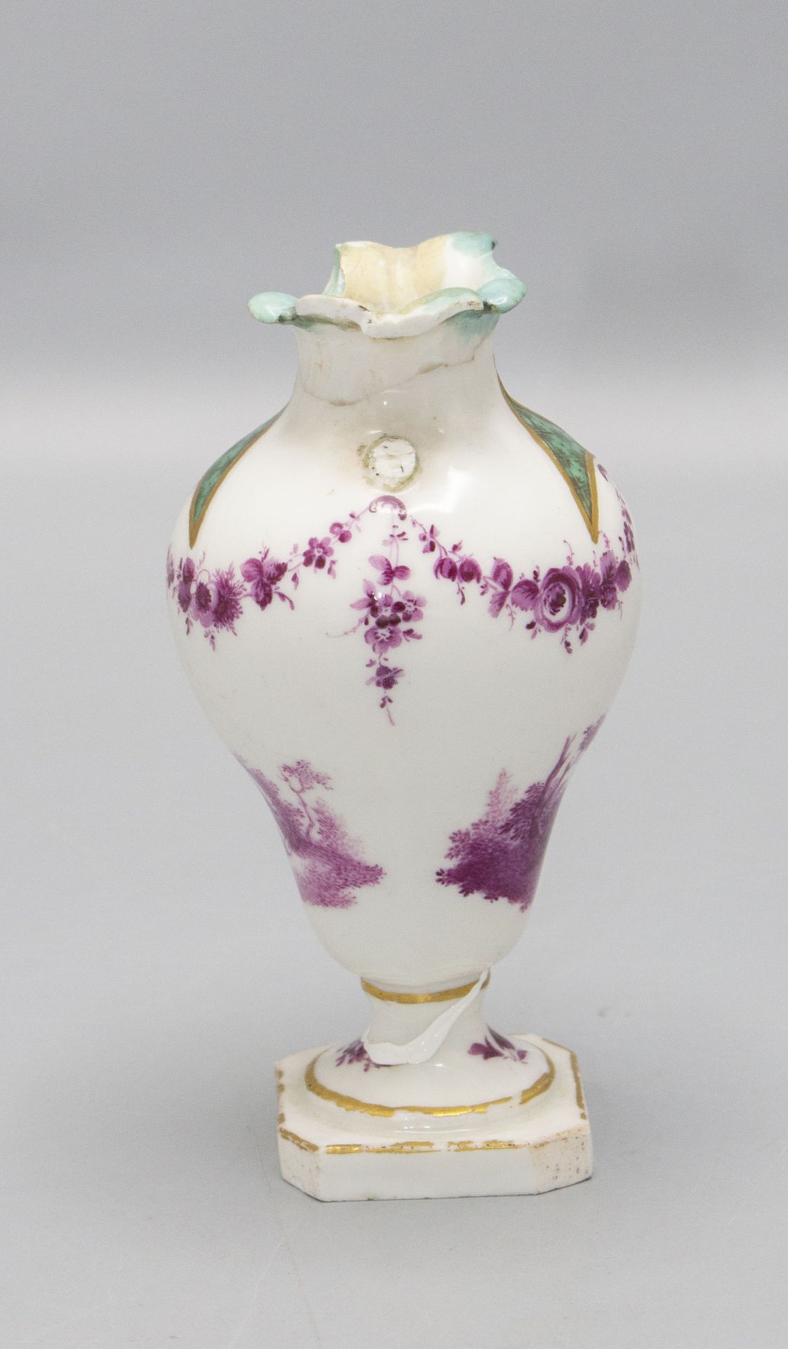 Kleine Ziervase mit Purpurmalerei / A small vase with very fine paintings with cherubs, wohl ... - Image 4 of 5