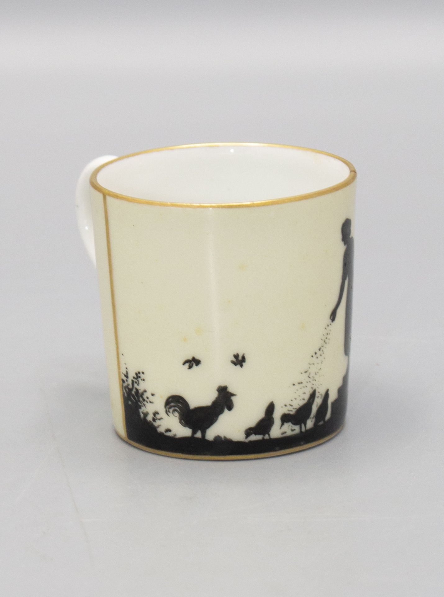 Mokkatasse mit Silhouetten-Malerei / A mocha cup with silhouette painting, Nymphenburg, um 1920 - Bild 2 aus 4