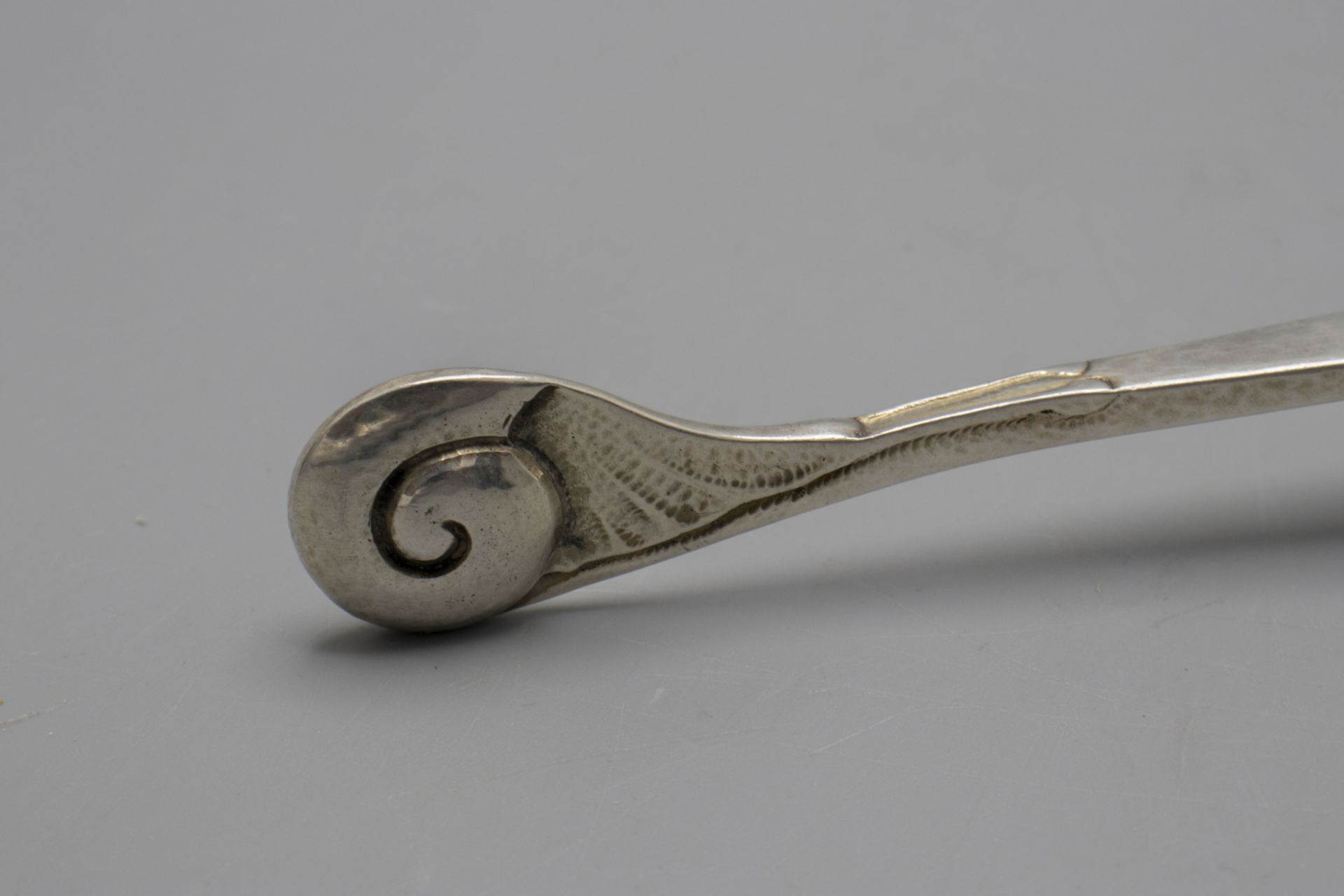 Servierlöffel 'Ornamental Nr. 50' mit Schnecke / A silver serving spoon 'Ornamental No. 50' ... - Bild 5 aus 7