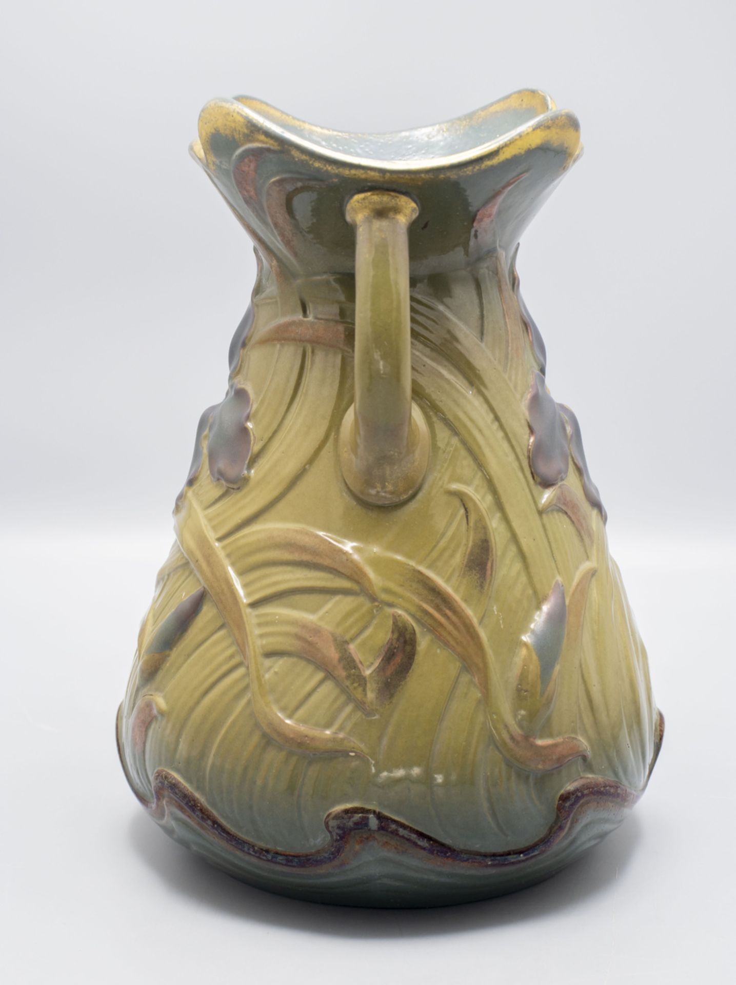 Jugendstil Henkelvase mit Schwertlilien / An Art Nouveau vase with irises, Sarreguemines, um 1900 - Image 4 of 6