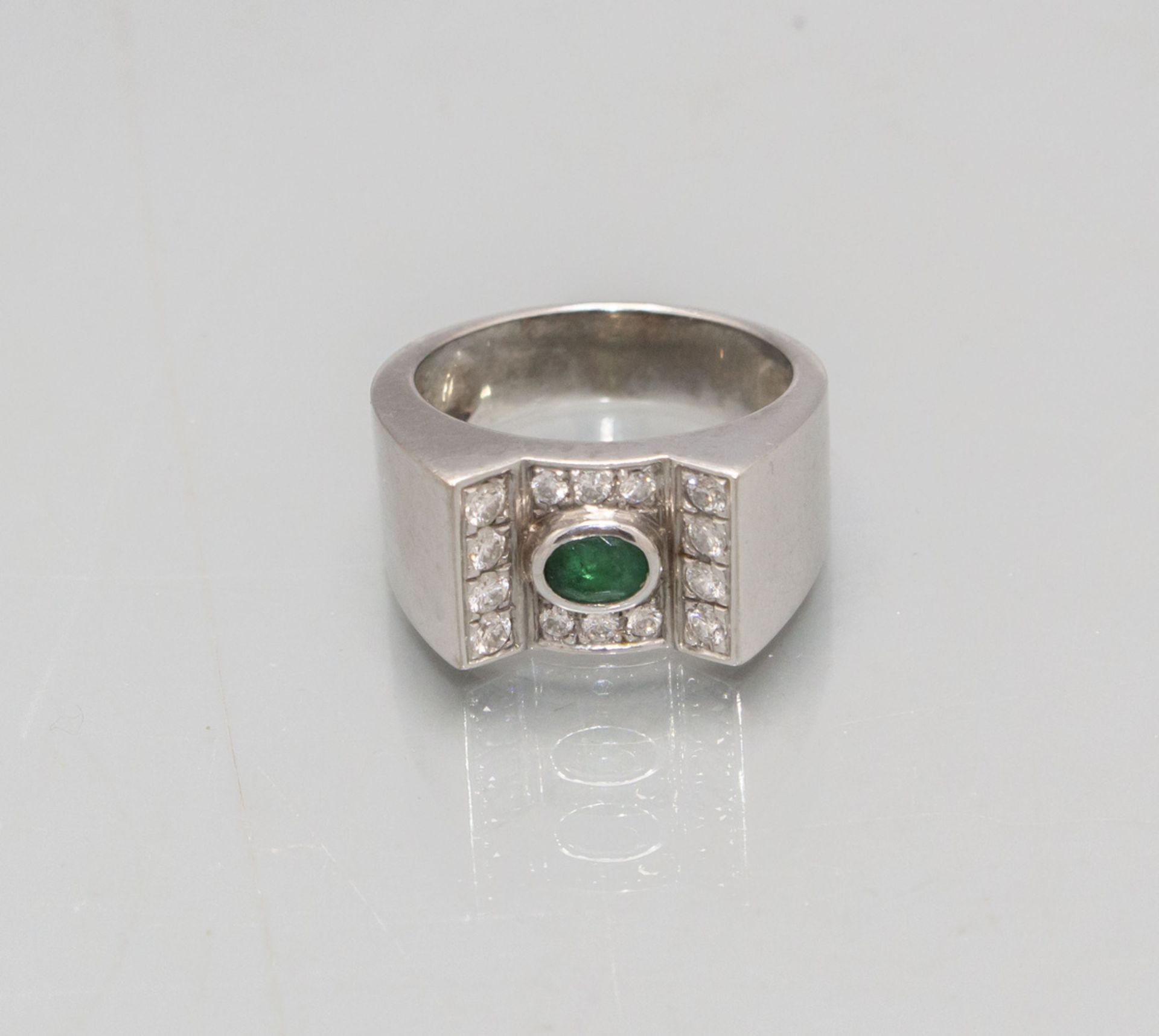 Art Déco Damenring WG mit Smaragd und Diamanten / An 18 ct Art Deco gold ring with emerald and ...