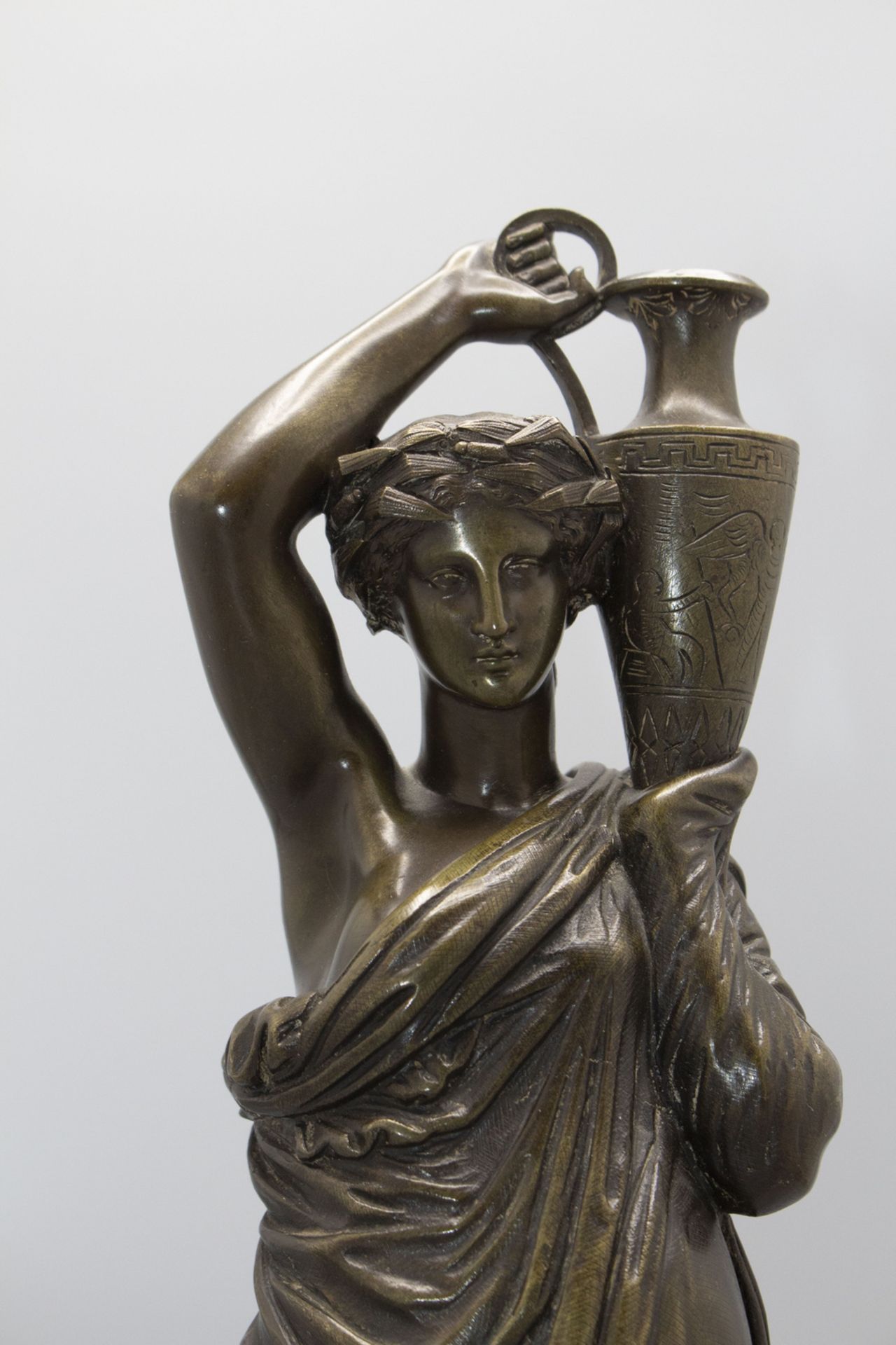 Charles Hippolyte FERRAT (1830-1882), Bronzeskulptur, 'Vestalin mit Amphora' / A bronze ... - Image 5 of 7
