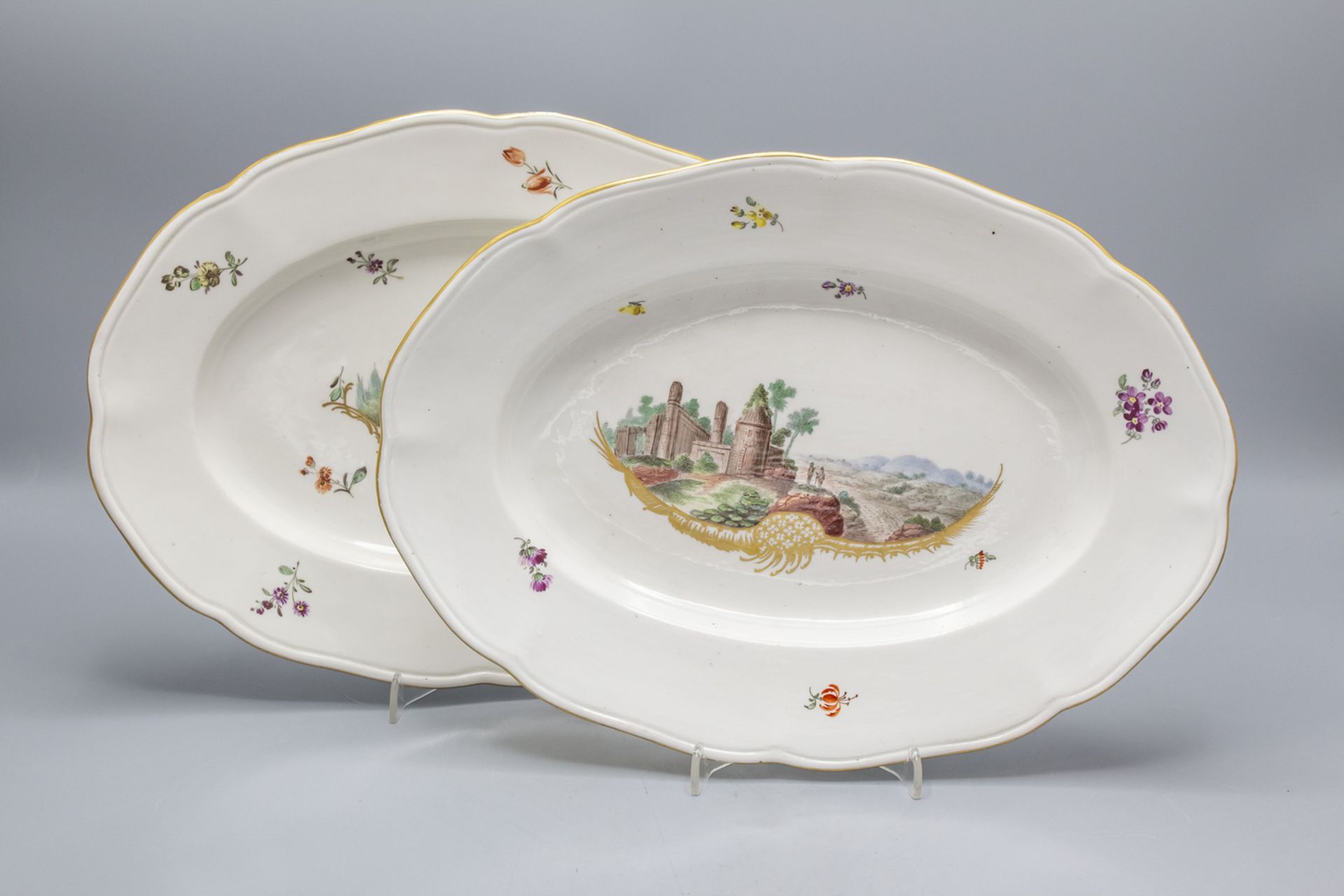 Zwei ovale Platten mit Flusslandschaft und einer Festung / Two plates with a river landscape ...