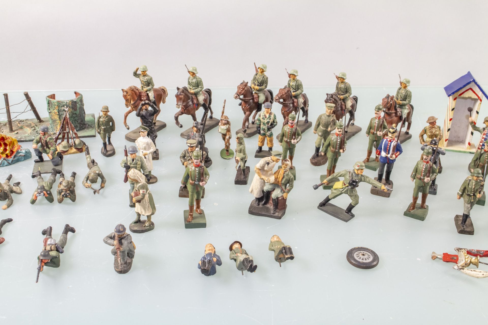 Konvolut aus 43 Spielzeugsoldaten / A set of 43 toy soldiers - Image 3 of 5