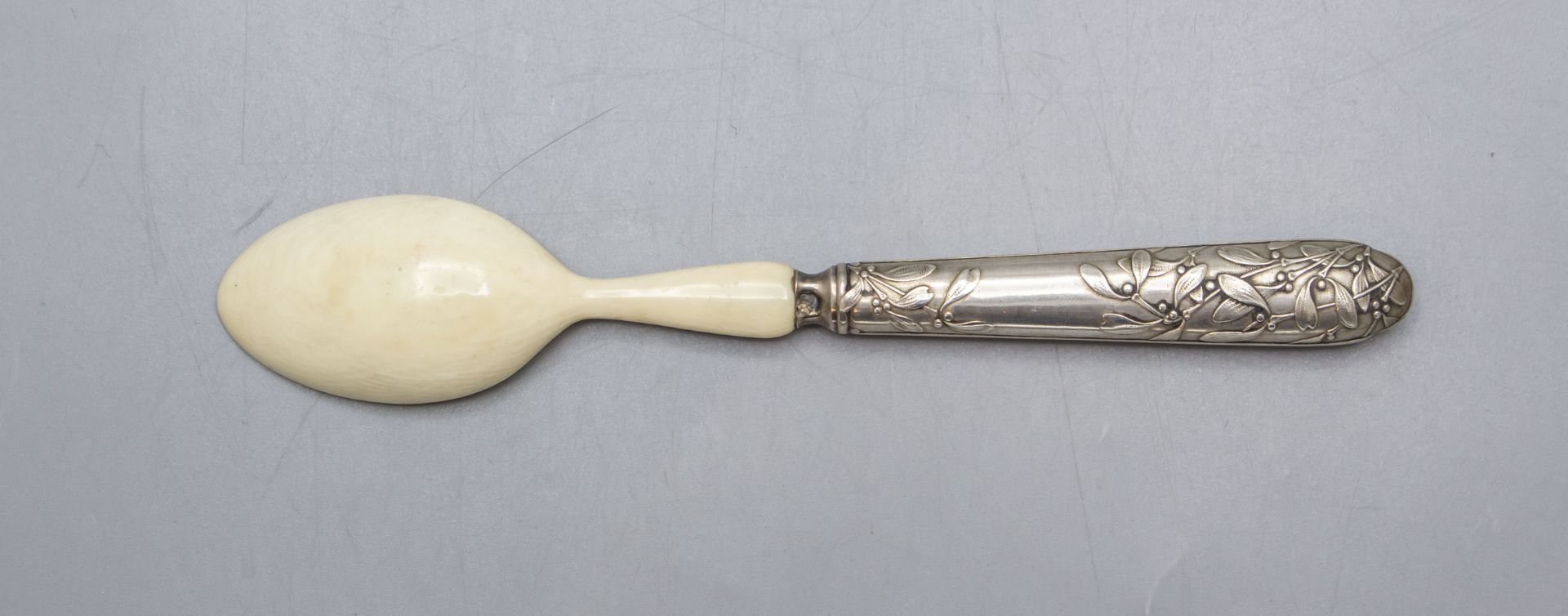 Jugendstil Löffel mit Misteldekor / An Art Nouveau spoon with mistletoe, Frankreich, um 1900 - Image 2 of 3
