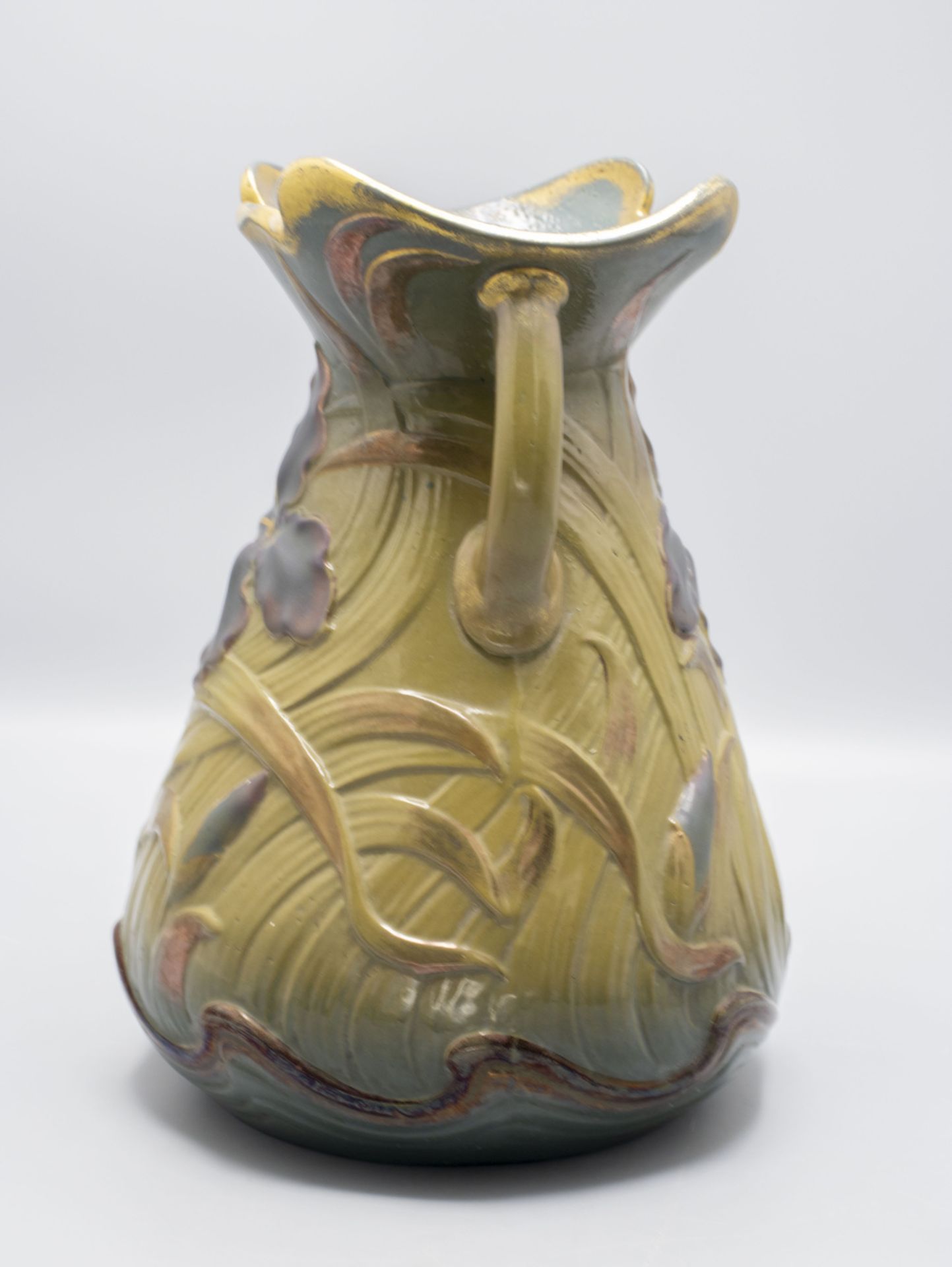 Jugendstil Henkelvase mit Schwertlilien / An Art Nouveau vase with irises, Sarreguemines, um 1900 - Image 2 of 6