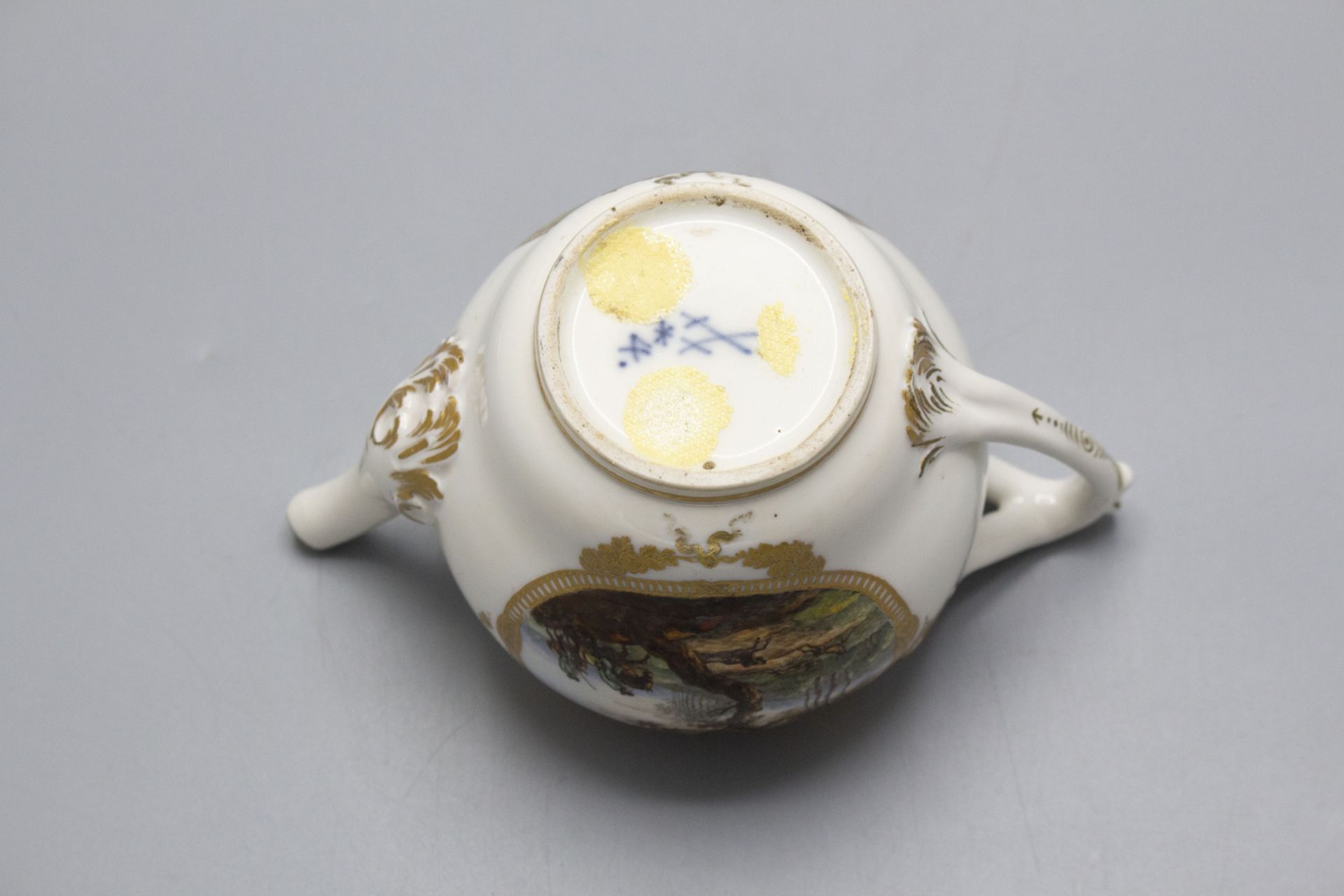 Teekanne mit Jagdszenen / A tea pot with hunting scenes, Meissen, nach 1774 - Image 5 of 5