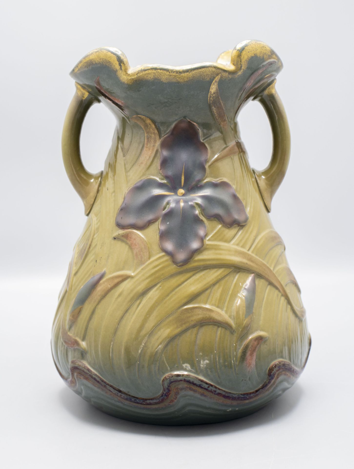 Jugendstil Henkelvase mit Schwertlilien / An Art Nouveau vase with irises, Sarreguemines, um 1900