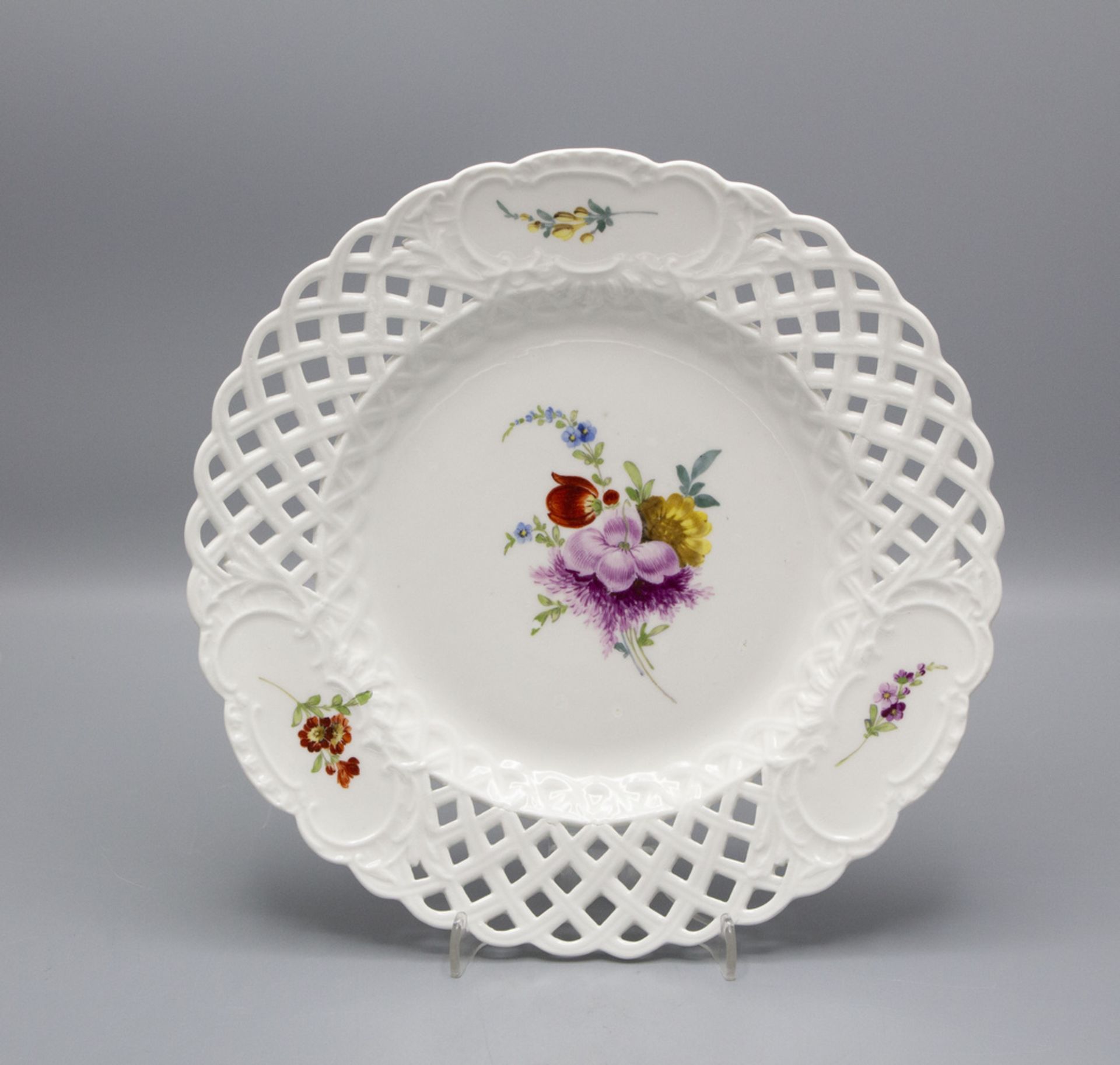 Durchbruchteller mit Blumenmalerei / A reticulated plate with flower painting, Meissen, ...