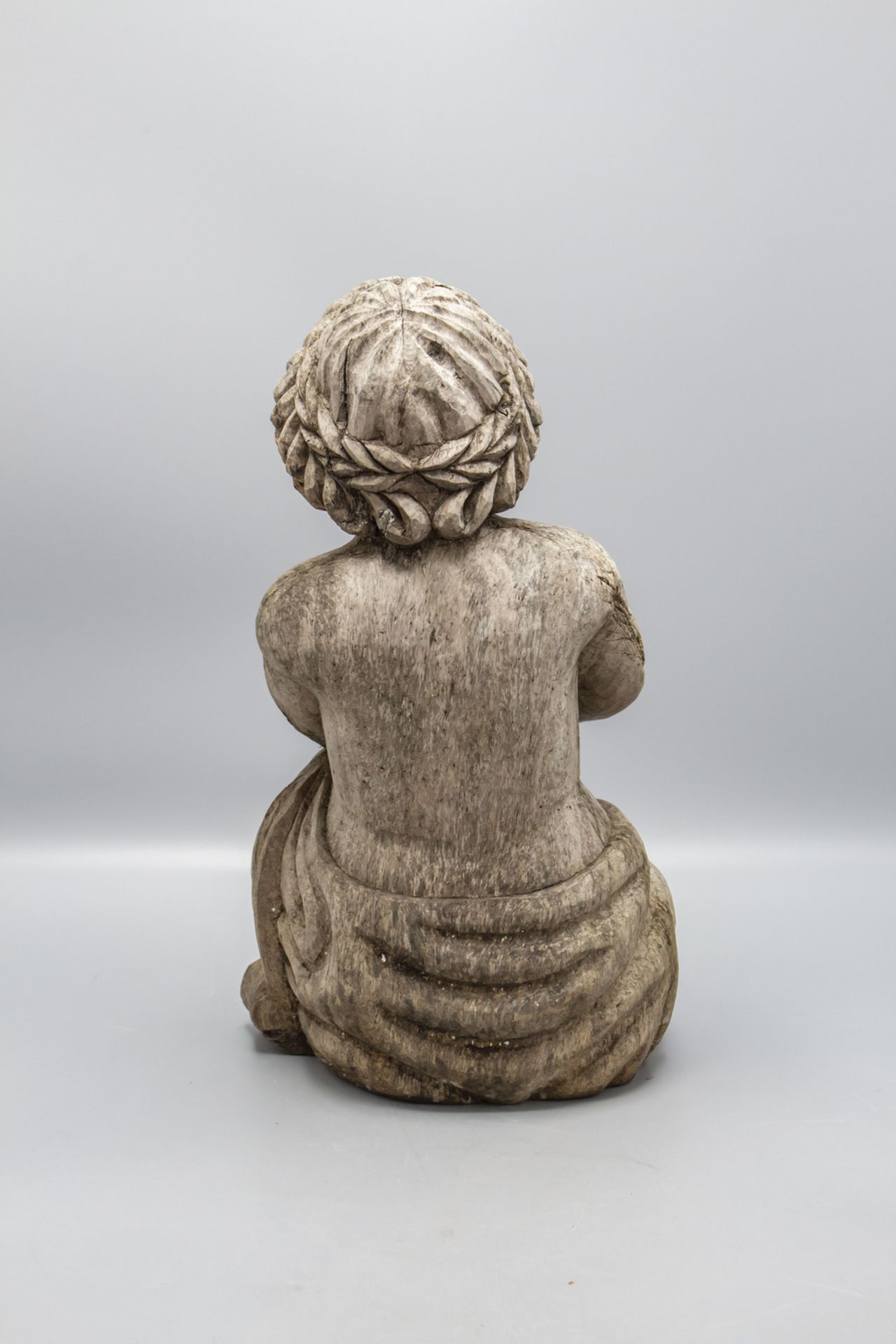 Holzskulptur eines Jungen / A wooden sculpture of a sitting boy, 19 Jh. - Image 3 of 5