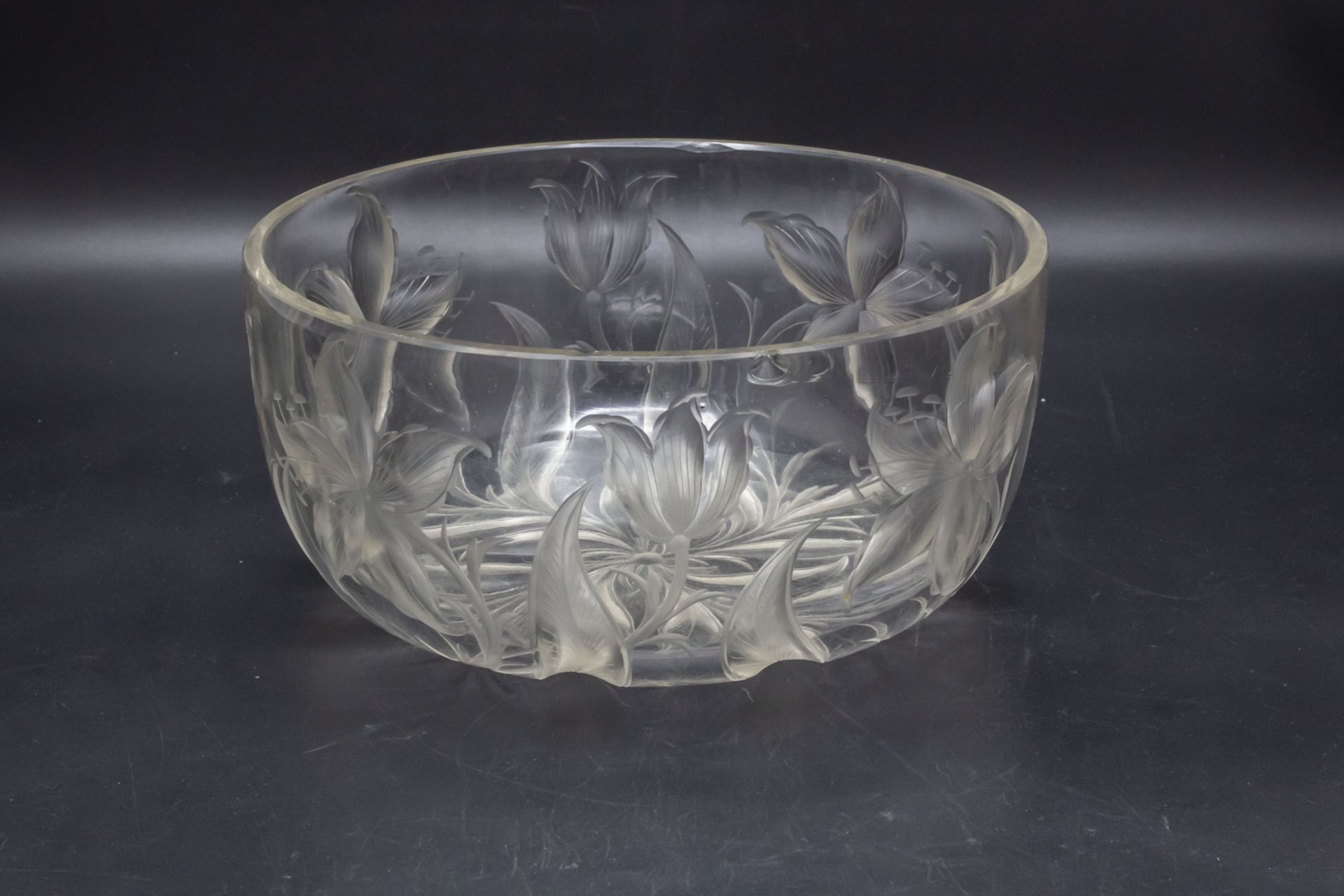 Große Jugendstil Glasschale mit Lilien / A large Art Nouveau glass bowl with lilies, Ludwig ...