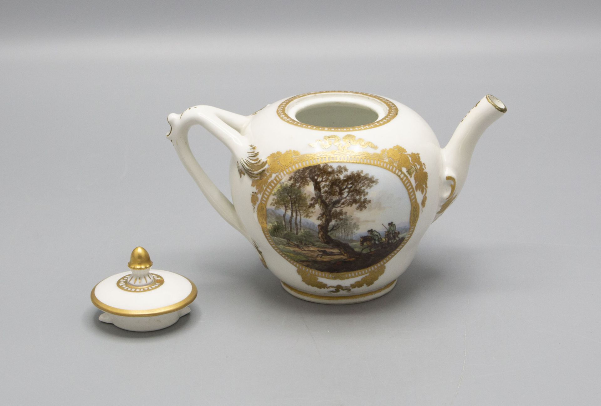 Teekanne mit Jagdszenen / A tea pot with hunting scenes, Meissen, nach 1774 - Image 3 of 5