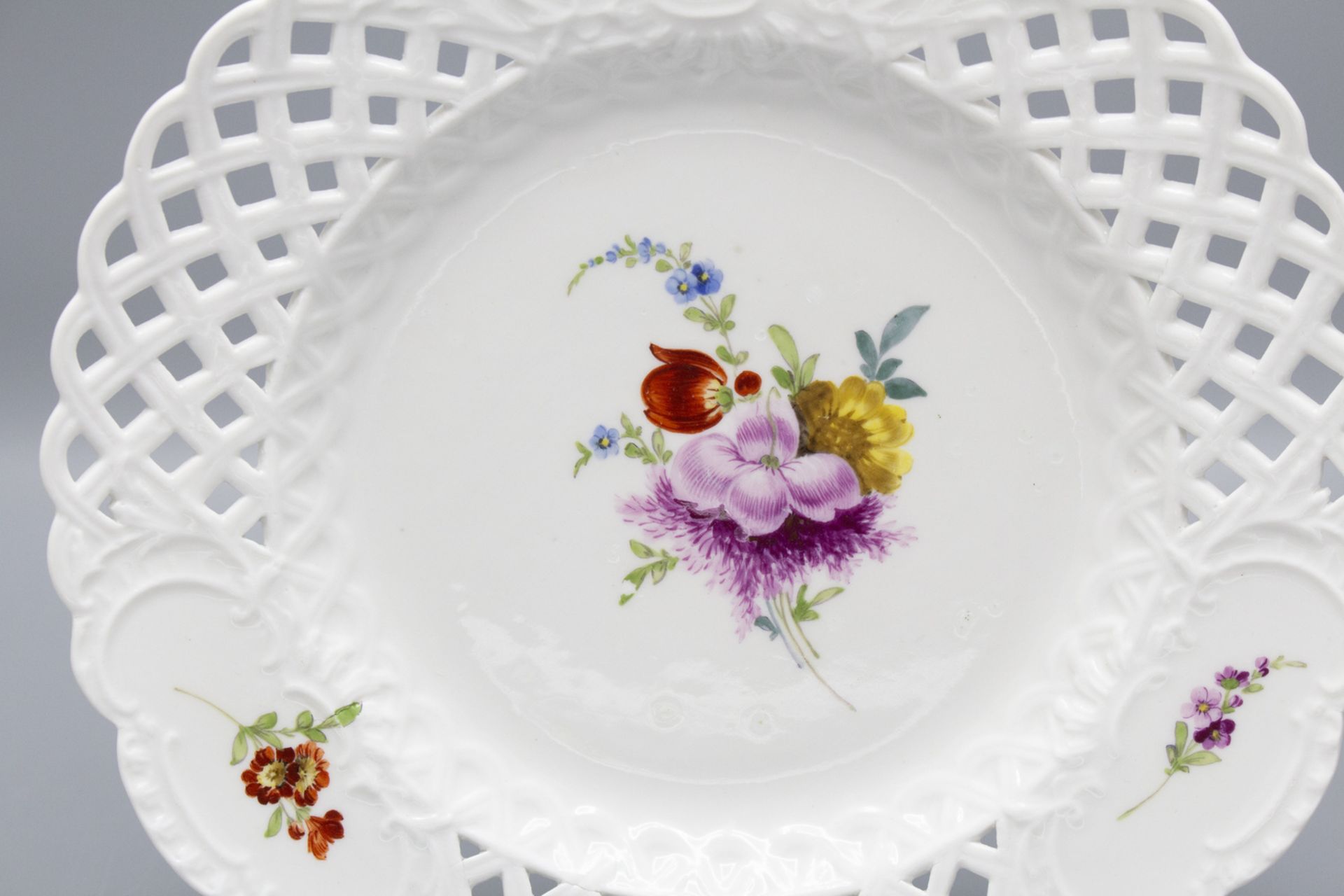 Durchbruchteller mit Blumenmalerei / A reticulated plate with flower painting, Meissen, ... - Bild 2 aus 3