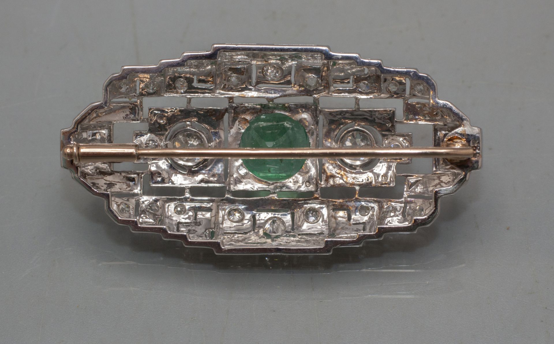Art Déco Brosche mit Smaragd und Diamanten / A 14 ct gold Art Deco brooch with emaralds and ... - Bild 2 aus 2