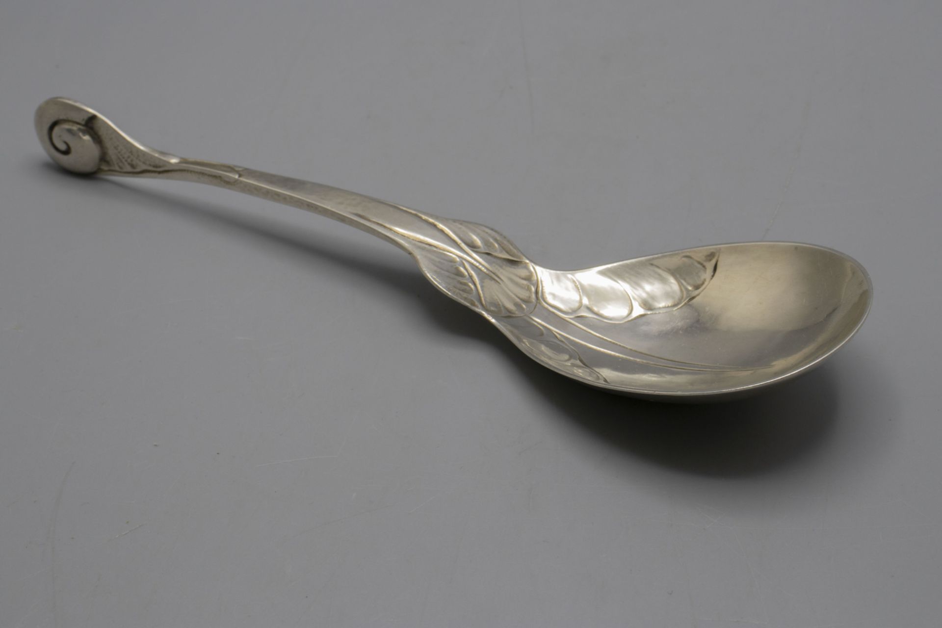 Servierlöffel 'Ornamental Nr. 50' mit Schnecke / A silver serving spoon 'Ornamental No. 50' ...