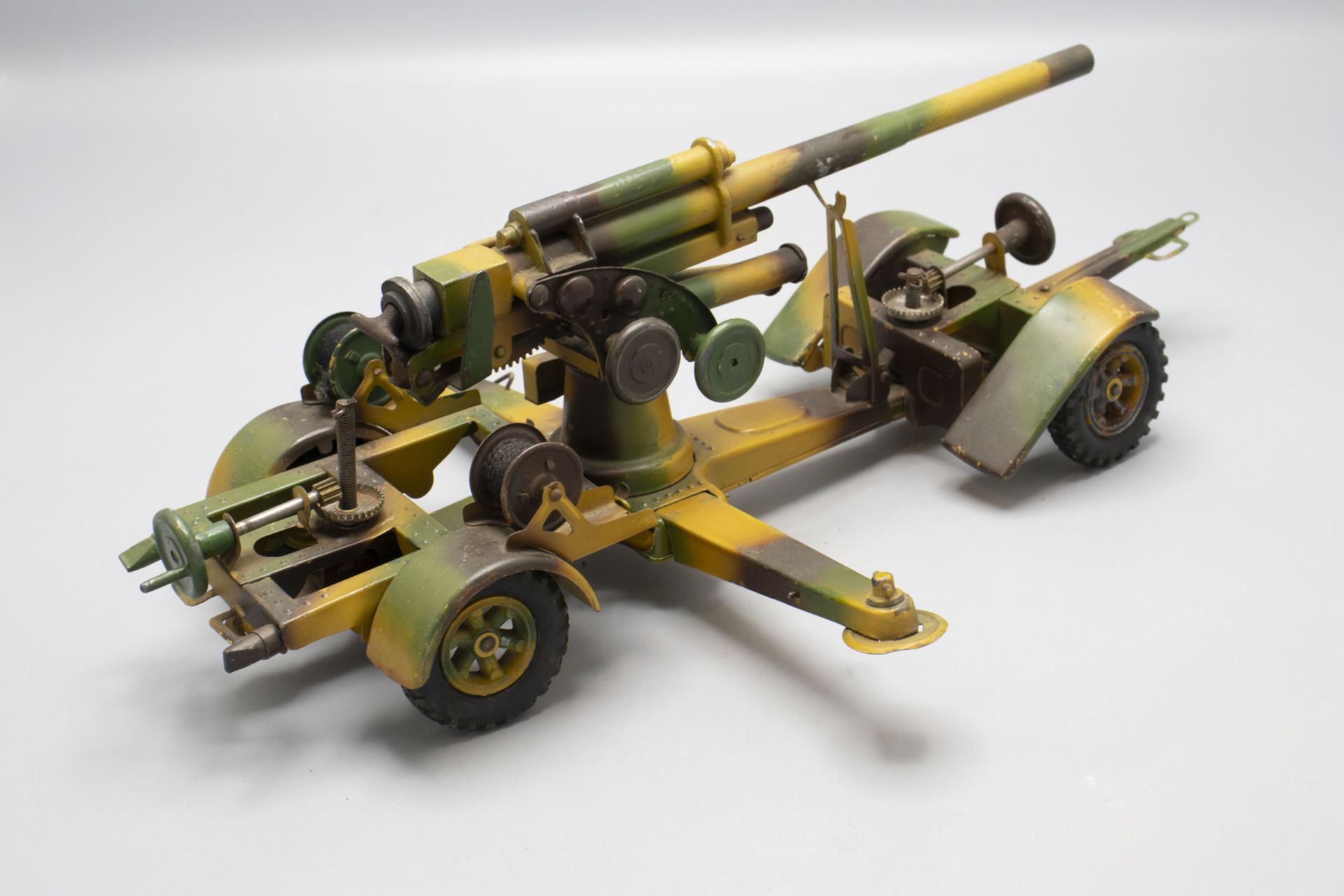 Militärfahrzeug mit Kanone / A military toy car with canon