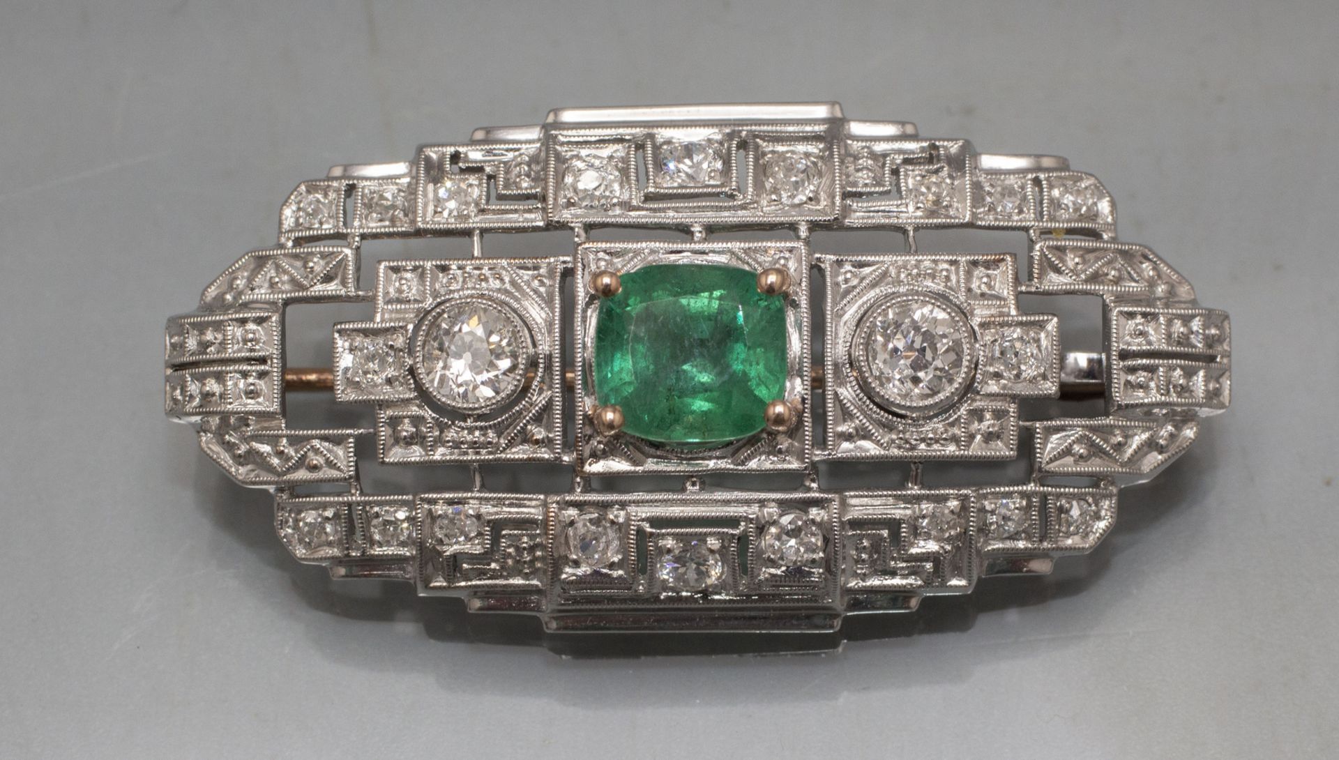 Art Déco Brosche mit Smaragd und Diamanten / A 14 ct gold Art Deco brooch with emaralds and ...