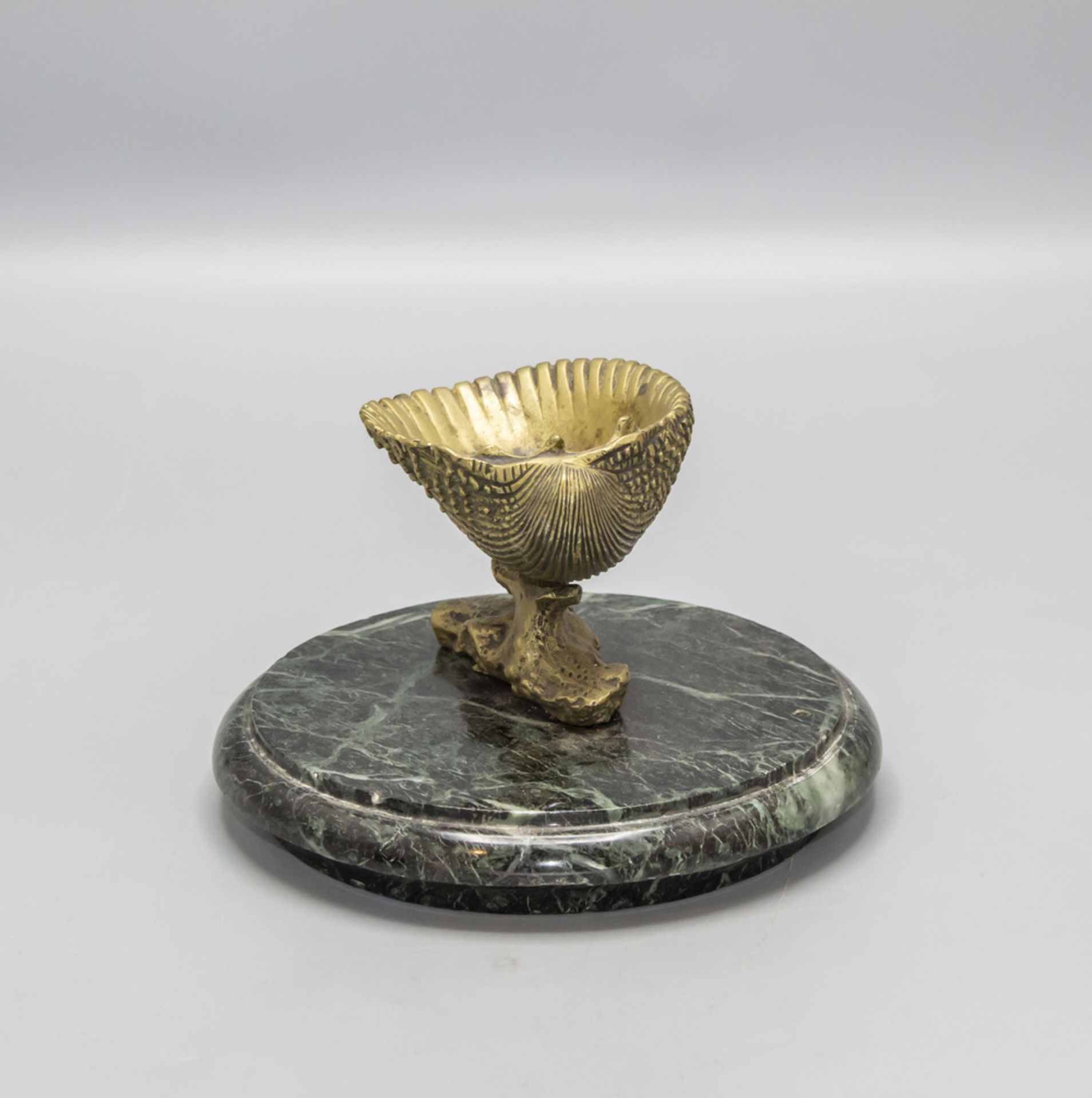 Bronze Muschel auf Marmorsockel / A bronze shell on a marble pedestral, Frankreich, 19. Jh. - Image 3 of 4