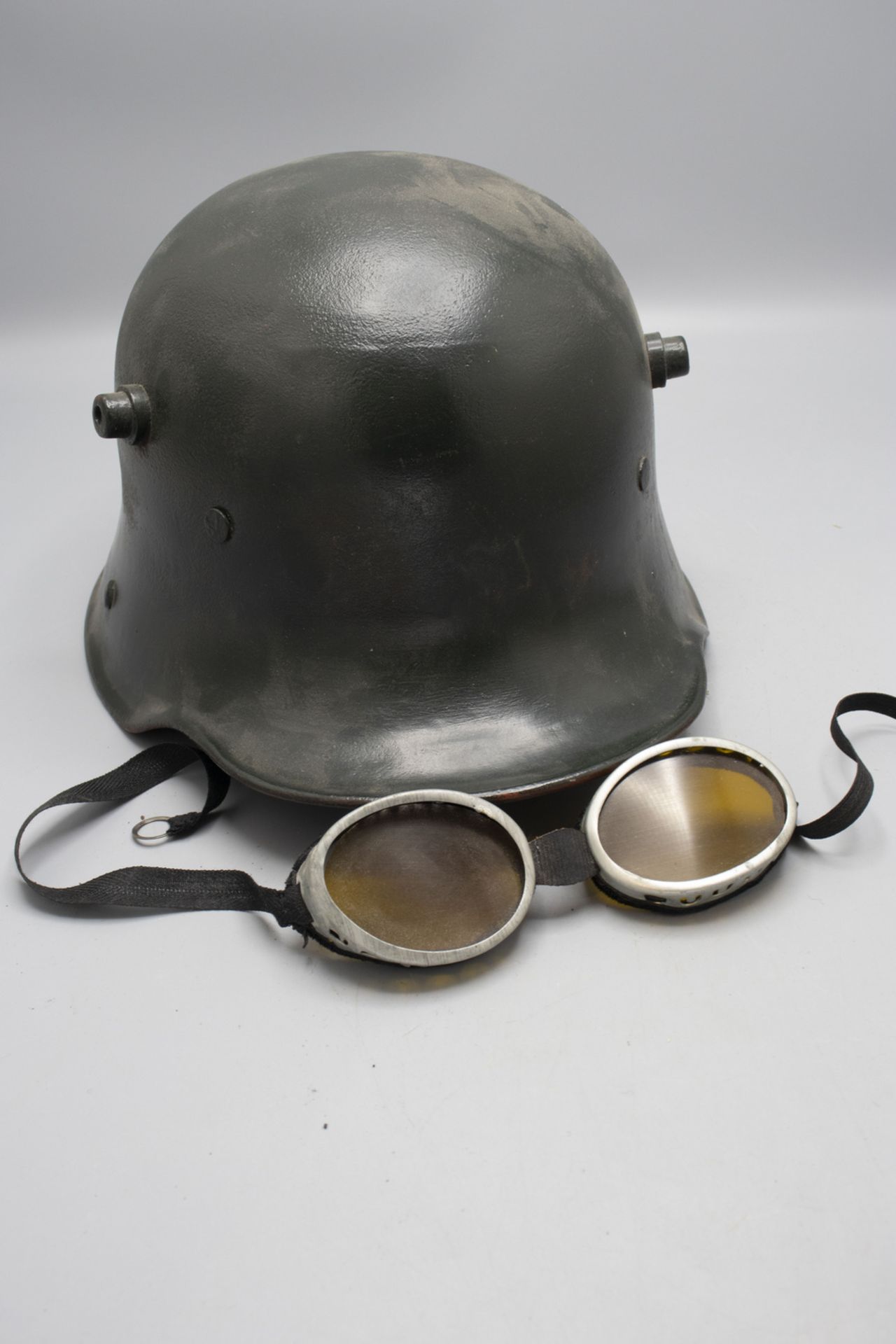 Stahlhelm mit Brille / A steel helmet with glasses