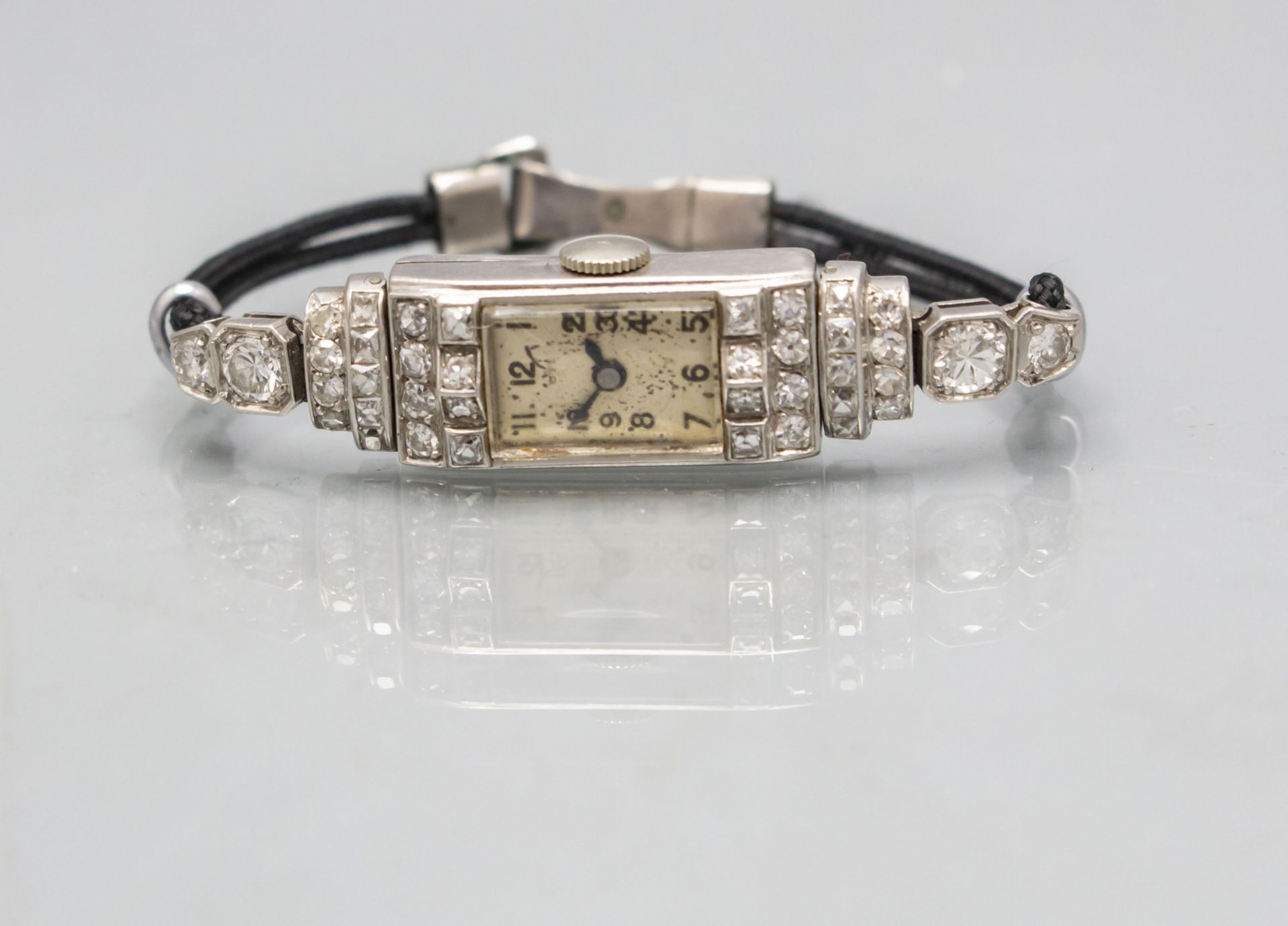 Art Déco Damenarmbanduhr / A ladies Art Deco platinum wristwatch with diamonds, UTI, Besancon, ...