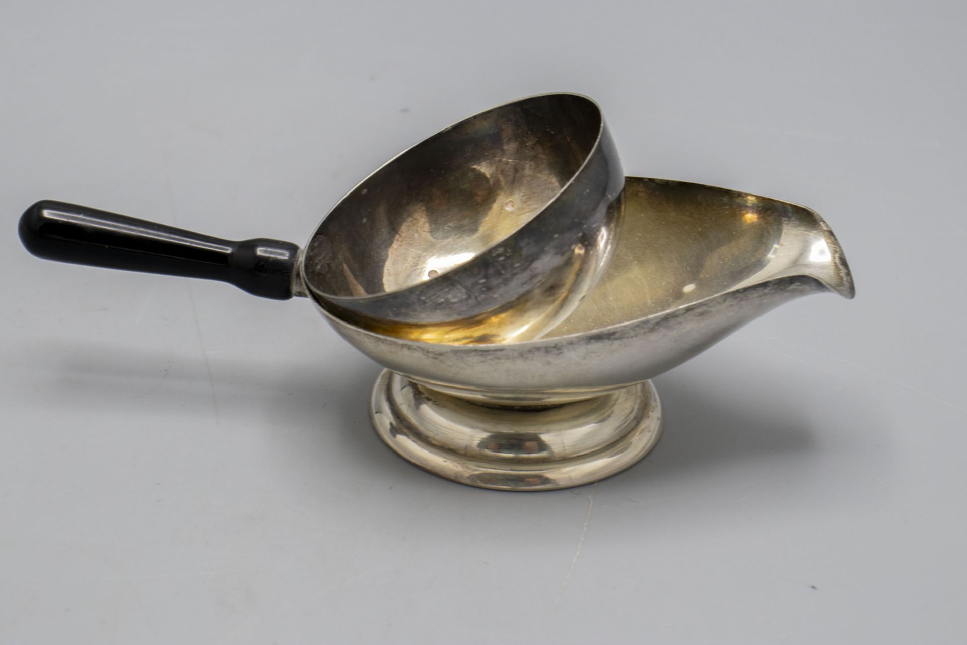 Teesieb mit Ausgießer / A silver tea strainer with a spout, deutsch, 1. Hälfte 20. Jh. - Bild 2 aus 5