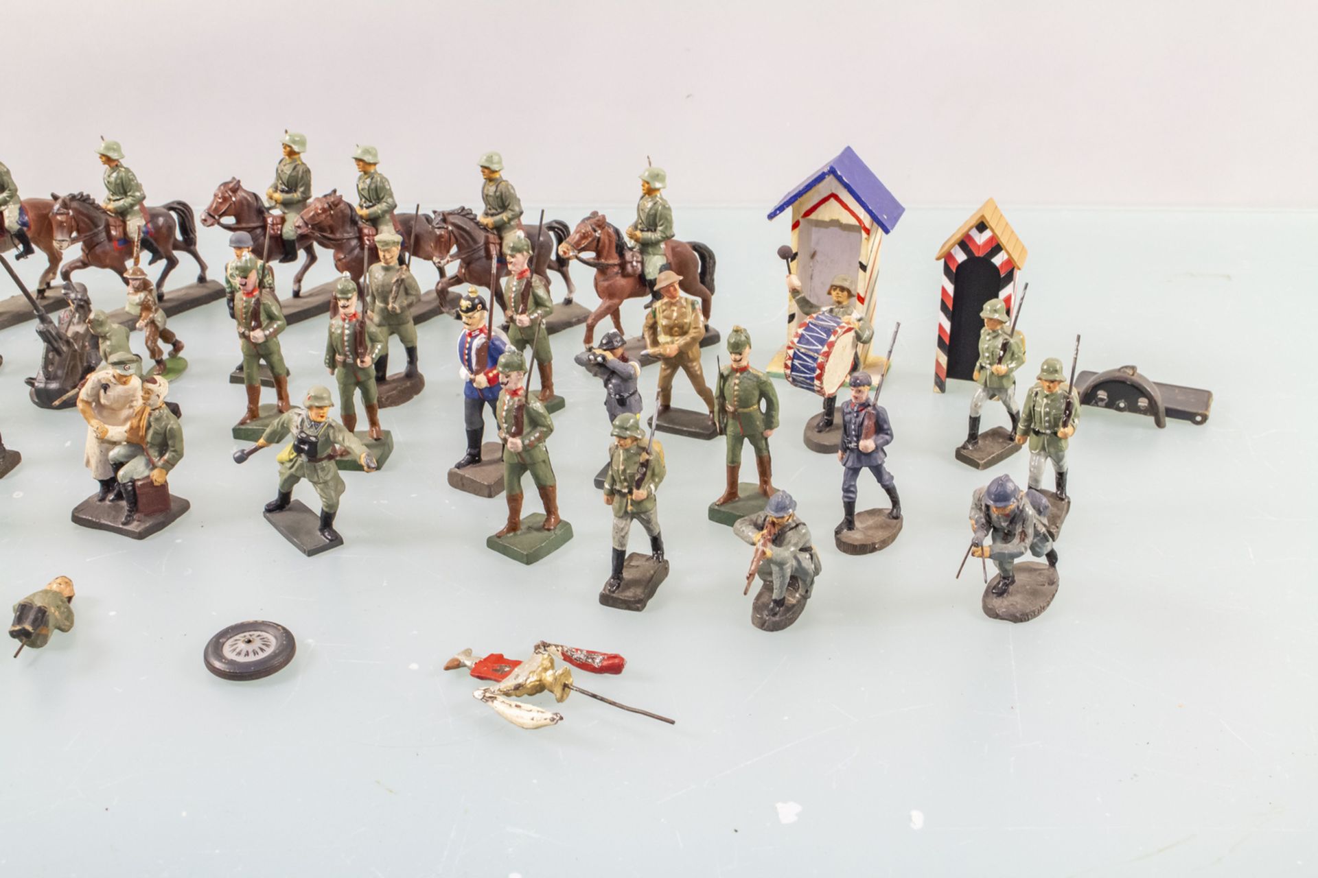 Konvolut aus 43 Spielzeugsoldaten / A set of 43 toy soldiers - Image 4 of 5